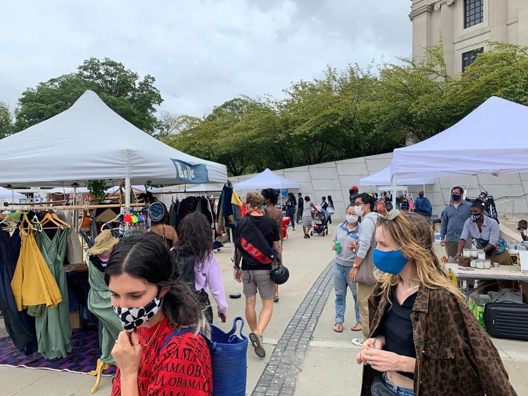 ブルックリン美術館さんのインスタグラム写真 - (ブルックリン美術館Instagram)「The Museum Plaza is positively buzzing with activity these days! Grab a mask and join the socially distant visitors today for our Pop-Up Market, featuring one-of-a-kind, homemade products from local partners. Presented in partnership with @brooklyn.pop.up, our open-air market will be running every Sunday from 11am-6pm through November 1.⁠⠀ ⁠⠀ Photo by Aimee Kellner, Brooklyn Pop-Up」9月27日 22時16分 - brooklynmuseum