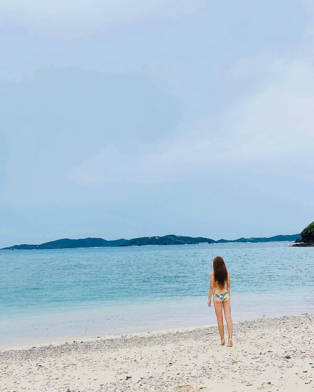 のインスタグラム：「夏の終わり🐠 ＊ ＊ 大好きな夏ももぅ終わりだな… ・ ちょっと寂しいなぁ〜🥺 ・ ・ #沖縄 #渡嘉敷島 #離島 #ビーチ #貸し切りビーチ #夏の終わり #切ない #後ろ姿 #後ろ姿美人 #長身女子 #ロングヘア #ビキニ  #ビキニ女子 #夏が好き #夏女 #青い海 #遅めの夏休み #最高の休日」