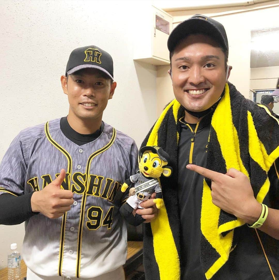 阪神タイガースさんのインスタグラム写真 - (阪神タイガースInstagram)「今日のヒーロー原口選手‼️とナイスピッチングの秋山投手も一緒に✨ #原口文仁 選手　#ナイスバッティング✨ #今日のヒーロー #秋山拓巳 選手 #ナイスピッチング✨  #同級生バッテリー #同期入団 #ナイスバッテリー✨  #阪神タイガース #its勝笑timeオレがヤル」9月27日 22時11分 - hanshintigers_official