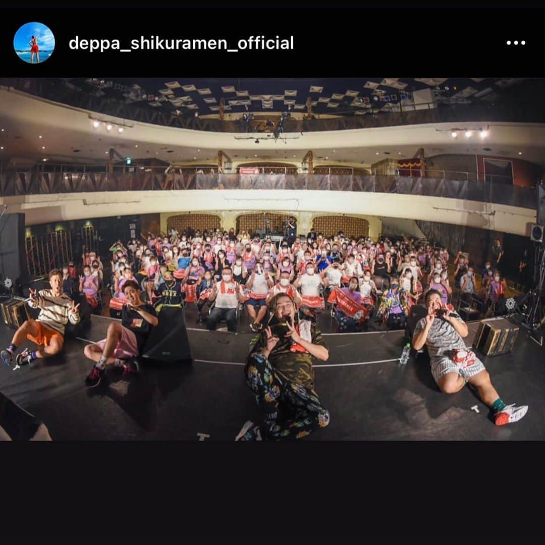 細田阿也さんのインスタグラム写真 - (細田阿也Instagram)「#シクラメン　  歌声を浴びた！  新しいライブ様式のもと 7ヶ月ぶりの #ライブ へ🎤  折れそうな心をいつも励ましてくれ 背中を押し続けてくれ感情が揺さぶられる。  またしても グサグサ刺さる歌詞に 涙が溢れそうで 活力を頂きました。  #拍手 でも #配信 でも #ラ族 あったかい👏  魂のキャッチボール！  #ライブハウス #照明さん に興味津々だった次男。  万全の対策を施してくださった スタッフの皆様のチカラ、絆を感じられました。」9月27日 22時12分 - hosodaaya