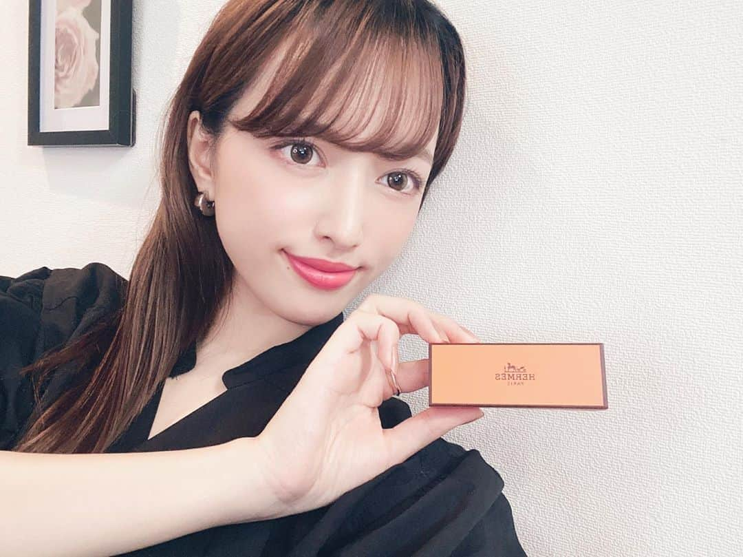 梛野里佳子さんのインスタグラム写真 - (梛野里佳子Instagram)「久々のルージュエルメス♥  かなりパワーアップした気がする！🥺  秋冬の限定色はブルベ最高峰リップでした🥺  夢あるわあ〜🥺  YouTube遅い時間なっちゃったけどみてね♥️  #ルージュエルメス #YouTube #ブルベ夏 #秋メイク #秋リップ #hermesbeauty #hermes #lipstick #makeup #rougehermes   https://youtu.be/zMoZ2Im4tUo」9月27日 22時12分 - naginorikako