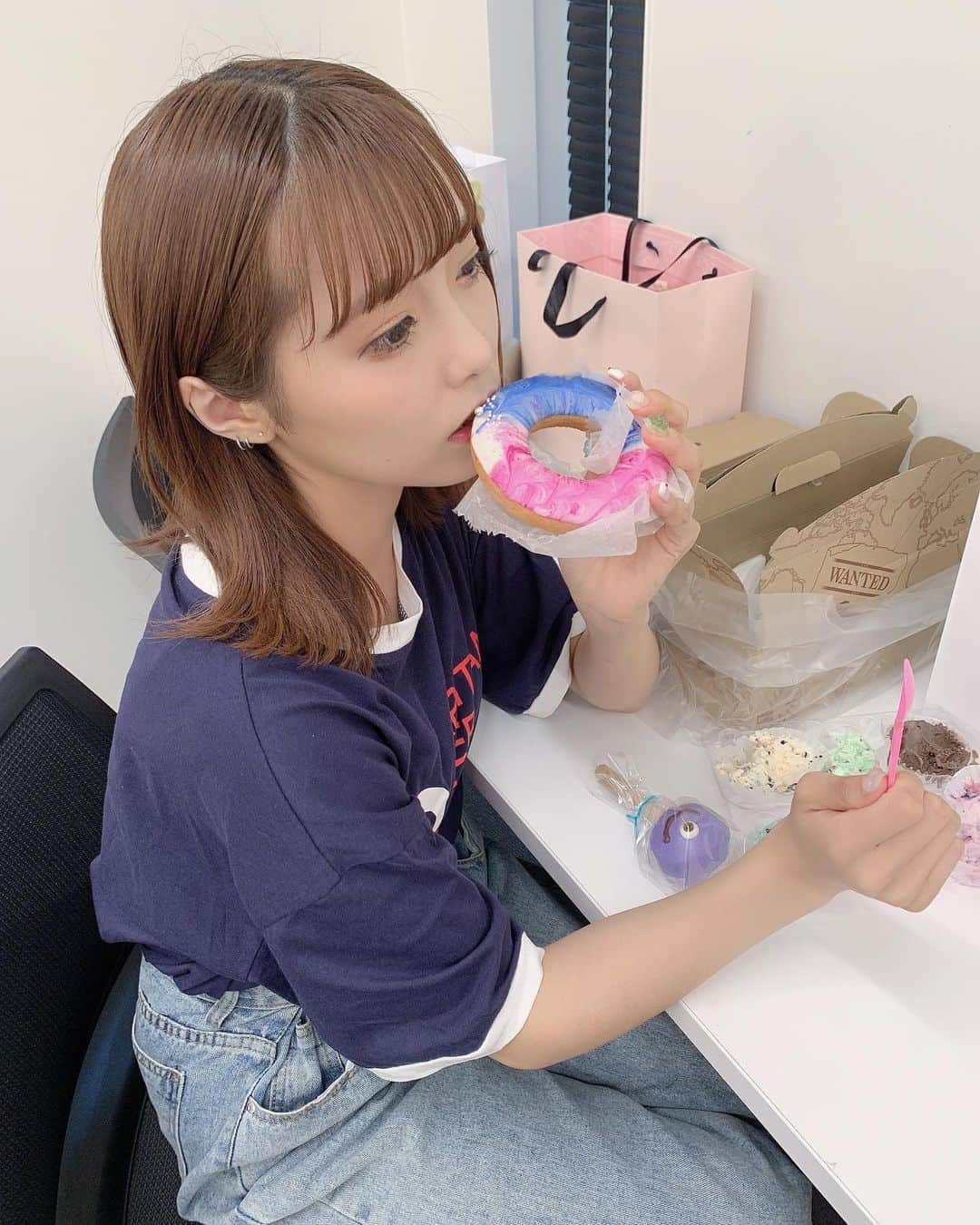 福山梨乃さんのインスタグラム写真 - (福山梨乃Instagram)「サーティーワンのマカロンなんとかって味やばいおいしかった🍨！いちばんはコットンキャンディだけど😌何味が好きですか！ . ハリボーネイルにハマった夏でした、🧸(めちゃ伸びてからの写真でごめん)　@anvioginza  . tops→  @beep_ss  .」9月27日 22時14分 - rinomaru_