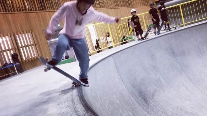 笹岡建介のインスタグラム：「Their style 🛹🛹🛹 @taikinakatani @ayumuhirano1129   #mktaxi#dcshoesjapan #dcshoes #skullcandyjapan #bells #independenttrucks #triforce_k #hi_5 #dorcus_tbs #6556skateboarding #divisio#fivecrossskatepark #showgekiskateboards #13mind#bern#bernjapan#make___#skate#skateboard #instagood #skatecrunch #skatecrunchmag#村上#instagram」