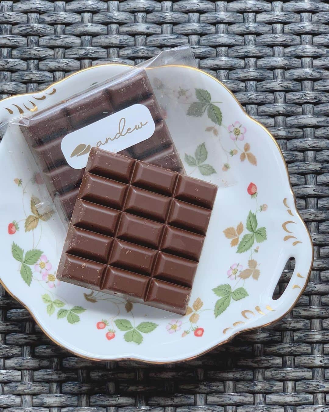 本橋優華さんのインスタグラム写真 - (本橋優華Instagram)「最近見つけた"完全食チョコレート" こんな時間に夜でも罪悪感なくチョコを食べたいなぁって時に食べてます☺︎ 牛乳、卵、砂糖不使用できな粉やナッツで甘みを♪ 栄養素も豊富なので健康的なチョコみたいでおススメ。  #chocolate#energie#sweets#sponsored #goodnight#チョコレート#🍫#アンジュ #世界一やさしいチョコレート#PR」9月27日 22時25分 - uk_jp