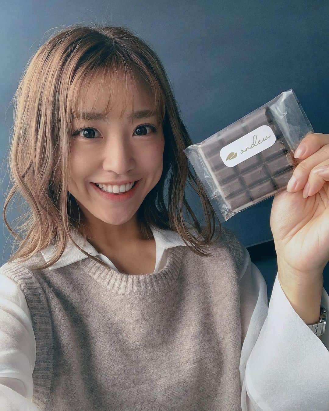 本橋優華のインスタグラム：「最近見つけた"完全食チョコレート" こんな時間に夜でも罪悪感なくチョコを食べたいなぁって時に食べてます☺︎ 牛乳、卵、砂糖不使用できな粉やナッツで甘みを♪ 栄養素も豊富なので健康的なチョコみたいでおススメ。  #chocolate#energie#sweets#sponsored #goodnight#チョコレート#🍫#アンジュ #世界一やさしいチョコレート#PR」