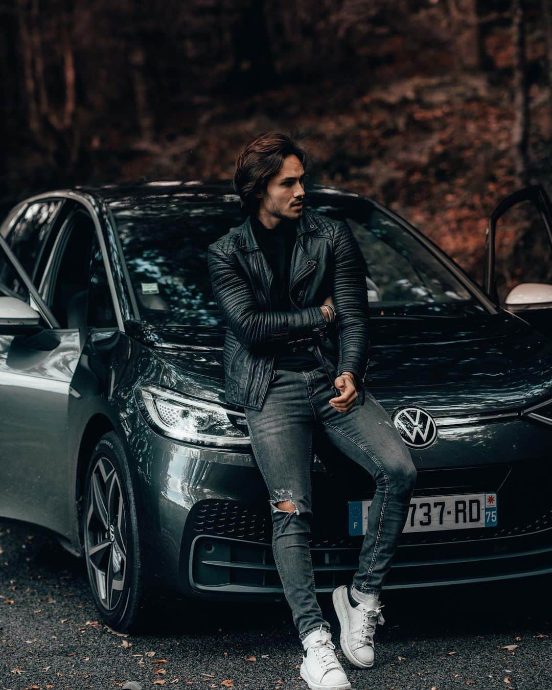 Enzo Cariniさんのインスタグラム写真 - (Enzo CariniInstagram)「J’ai pu tester en avant-première la toute nouvelle Volkswagen ID.3, une voiture 100% électrique !  J’ai adoré la conduire. 🌲 #volkswagen #vwid3 #car」9月27日 22時20分 - enzo_carini