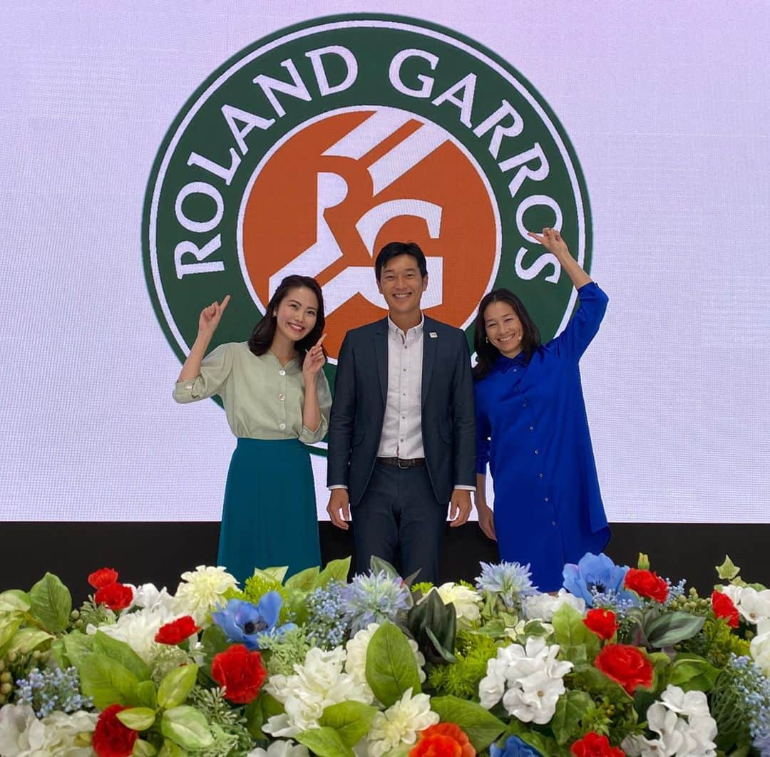 伊達公子さんのインスタグラム写真 - (伊達公子Instagram)「Roland Garros 2020大会初日 @wowowtennisで2週間  @rolandgarrosを楽しんで観てくださいね！ 季節の違う、環境も違う、新しい開閉式屋根がセンターコートに付いた、雨で、寒い、風も強い中始まる今年の大会。 どんな2週間になるのか！？ 誰が優勝するのか？ ただいま錦織選手戦っています。 #伊達公子 #kimikodate #テニス #テニスプレイヤー #テニスプレーヤー #tennis #tennisplayer #instatennis #rolandgarros #rolandgarros2020 #ローランギャロス #ローランギャロス2020 #全仏オープンテニス #全仏オープンテニス2020 #wowow #wowowテニス #wowowテニスアンバサダー #大会初日 #1回戦#semicouture_official」9月27日 22時34分 - kimiko.date