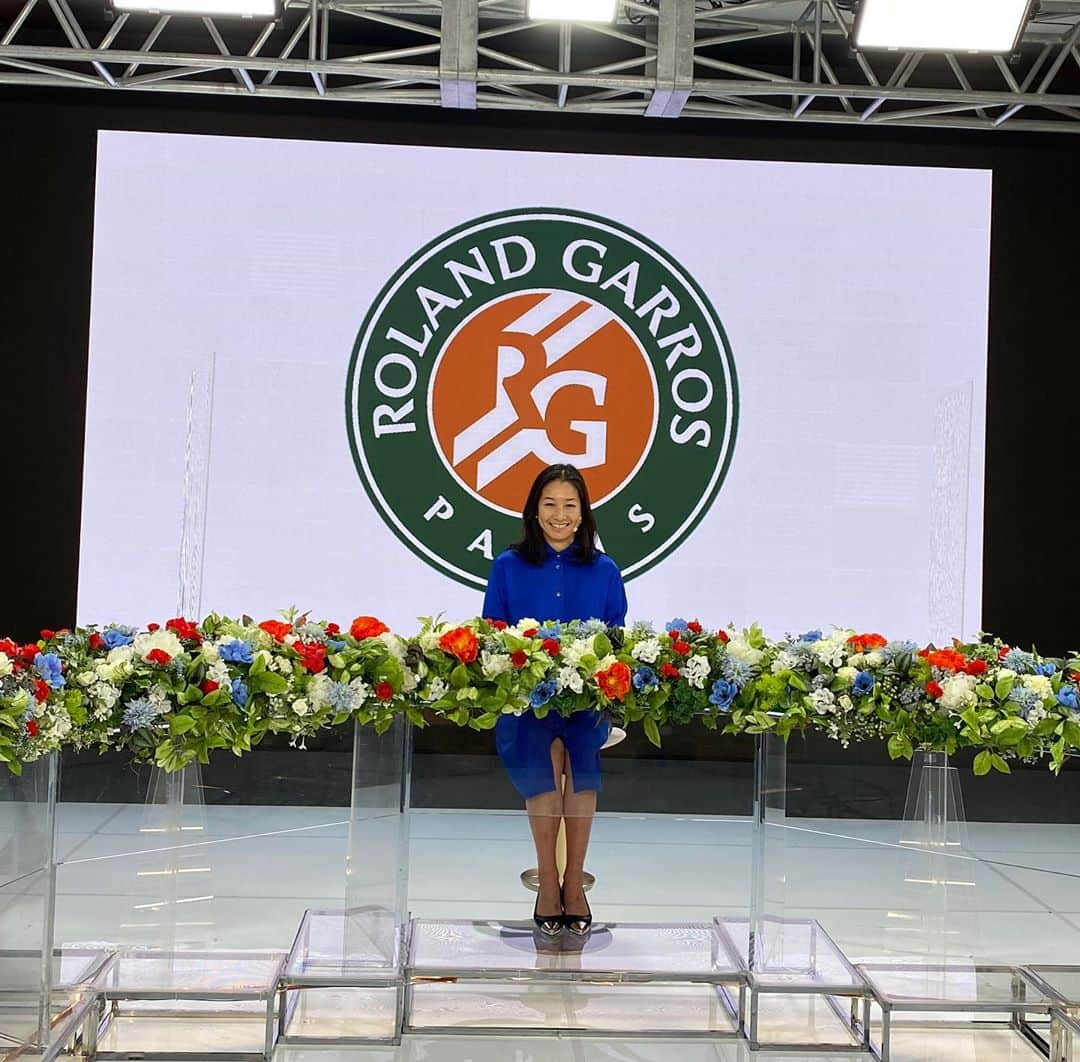 伊達公子さんのインスタグラム写真 - (伊達公子Instagram)「Roland Garros 2020大会初日 @wowowtennisで2週間  @rolandgarrosを楽しんで観てくださいね！ 季節の違う、環境も違う、新しい開閉式屋根がセンターコートに付いた、雨で、寒い、風も強い中始まる今年の大会。 どんな2週間になるのか！？ 誰が優勝するのか？ ただいま錦織選手戦っています。 #伊達公子 #kimikodate #テニス #テニスプレイヤー #テニスプレーヤー #tennis #tennisplayer #instatennis #rolandgarros #rolandgarros2020 #ローランギャロス #ローランギャロス2020 #全仏オープンテニス #全仏オープンテニス2020 #wowow #wowowテニス #wowowテニスアンバサダー #大会初日 #1回戦#semicouture_official」9月27日 22時34分 - kimiko.date