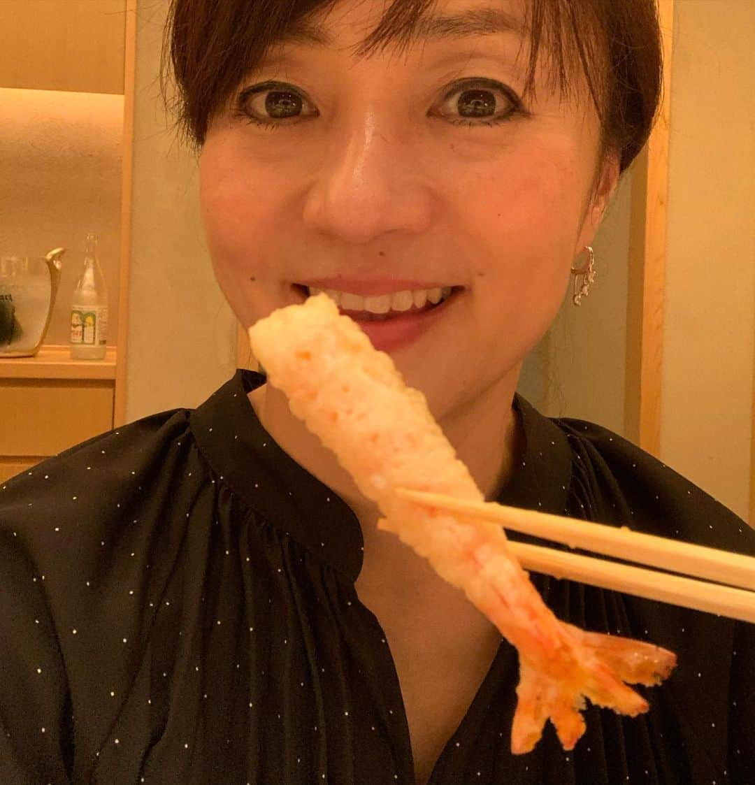 橋本志穂さんのインスタグラム写真 - (橋本志穂Instagram)「エビもキスも サイコーに美味しかった。  麻布十番のたきやさんで 天ぷら会食。  多佳恵さんからご招待いただきしあわせな時間でした〜  松茸祭り❣️  松茸に甘鯛をまとわせた天ぷら 牛肉の天ぷら 雲丹の磯辺  珍しい天ぷらもたくさん いただきました  松茸のかき揚げのせた 天丼、また食べたいなー」9月27日 22時34分 - shihohashimoto3