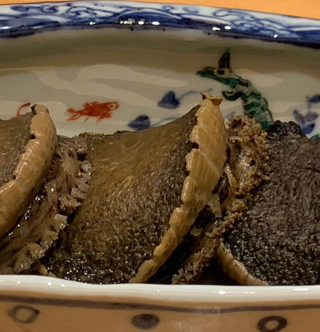 橋本志穂さんのインスタグラム写真 - (橋本志穂Instagram)「エビもキスも サイコーに美味しかった。  麻布十番のたきやさんで 天ぷら会食。  多佳恵さんからご招待いただきしあわせな時間でした〜  松茸祭り❣️  松茸に甘鯛をまとわせた天ぷら 牛肉の天ぷら 雲丹の磯辺  珍しい天ぷらもたくさん いただきました  松茸のかき揚げのせた 天丼、また食べたいなー」9月27日 22時34分 - shihohashimoto3