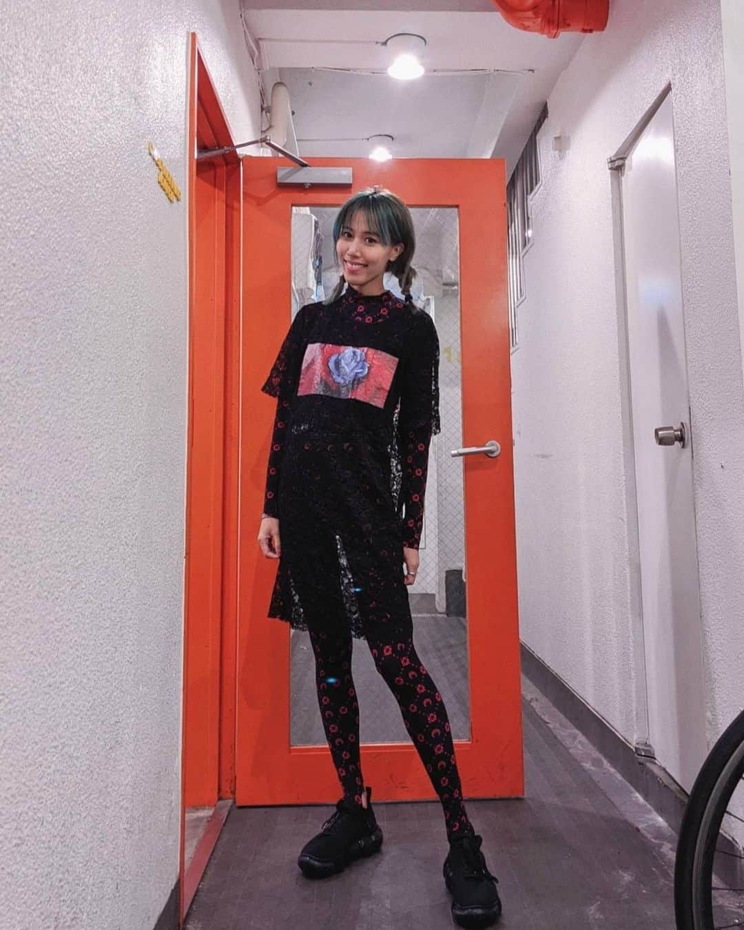 草野絵美のインスタグラム：「Hello automn 🍂🍂 青髪だからしばらく寒色系ばっかり着てたけど、やっぱり赤が好きし肌なじみがいい気がする…！🥺🥀#Zozoスーツ ？っていわれた （笑）#marineserre ダヨーン🌙🌙🌙」