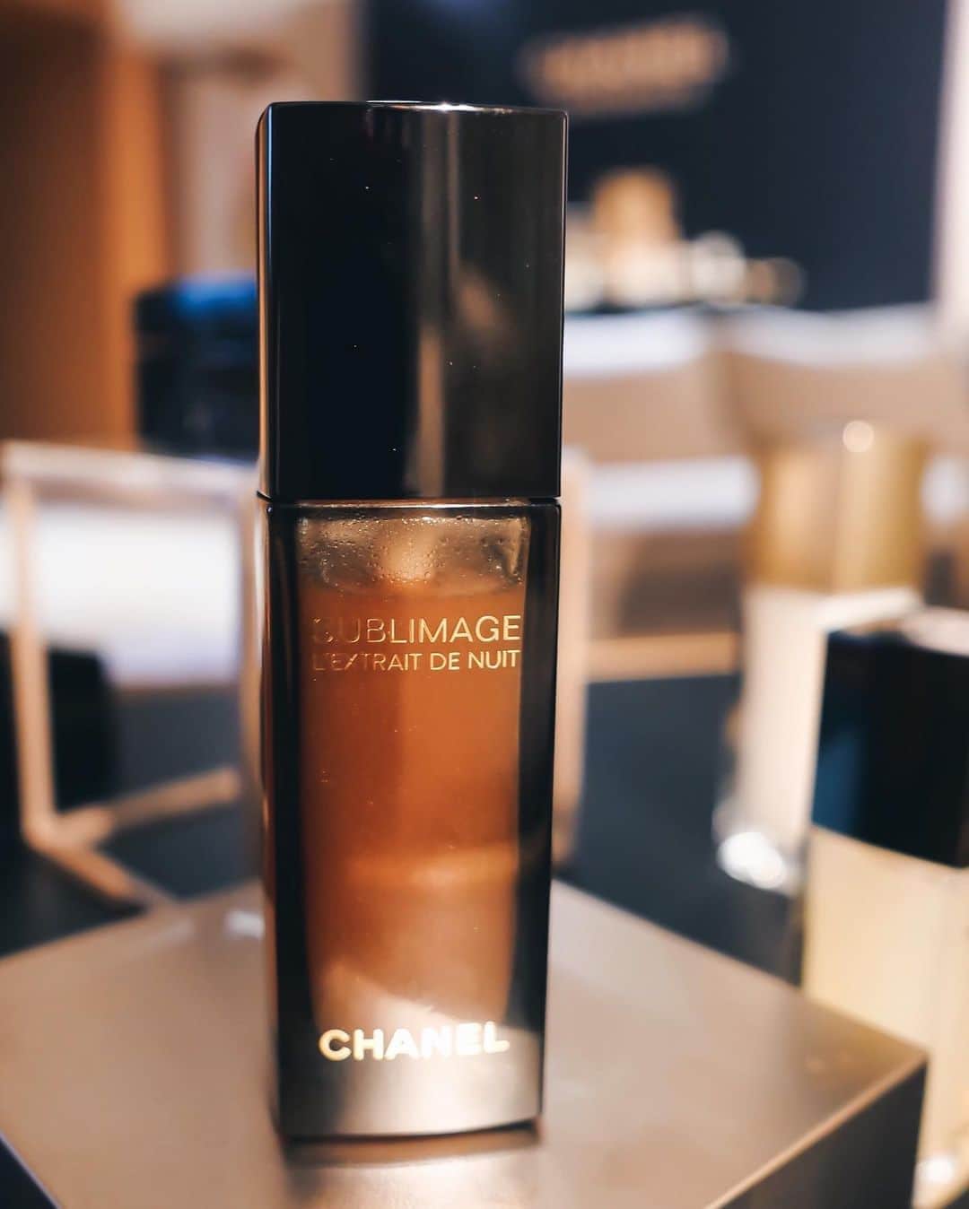 Ruby Kwanさんのインスタグラム写真 - (Ruby KwanInstagram)「Sneak peek into two amazing new products from my favourite Chanel #SUBLIMAGE. #LExtraitDeNuit & #LEssenceDeTeint, to be launched in Oct and Nov this year. 🖤 @chanel.beauty #chanelbeauty #rougeclosetbeauty」9月27日 22時36分 - rougecloset