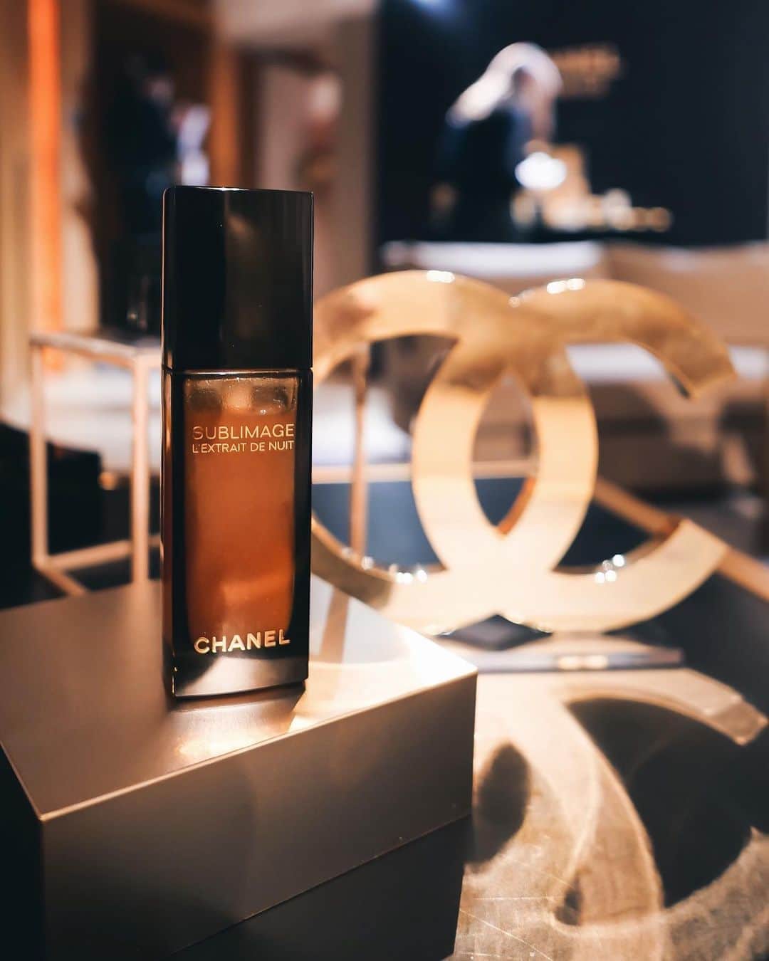 Ruby Kwanさんのインスタグラム写真 - (Ruby KwanInstagram)「Sneak peek into two amazing new products from my favourite Chanel #SUBLIMAGE. #LExtraitDeNuit & #LEssenceDeTeint, to be launched in Oct and Nov this year. 🖤 @chanel.beauty #chanelbeauty #rougeclosetbeauty」9月27日 22時36分 - rougecloset