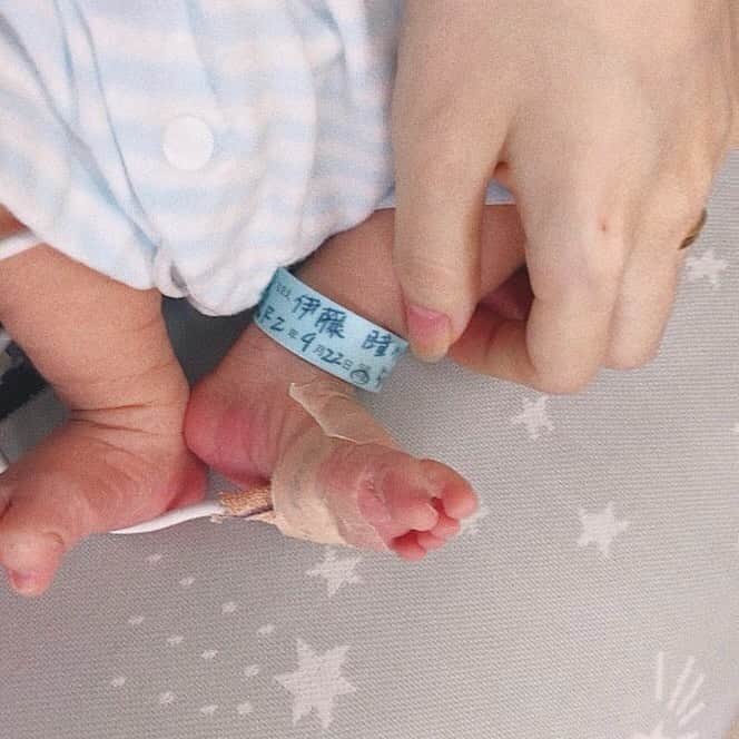 松尾 瞳のインスタグラム：「分娩所要時間64時間34分 2020/09/22 pm5:30 2946g 👶🏻 . とってもとってもとっても長丁場で大変な出産すぎて、 疲れ果てて、報告するのにも少し時間が空いてしまいましたがとりあえずのご報告を、、🌱 . 出産前にも頑張ってと応援メッセージ下さった方々、 佑記のインスタで出産報告を先に見ておめでとうのコメントやDM送ってくださった方々、みんなありがとうございます😌🌼 . そして佑記も、ありがとう。 . また色々な想いと感謝も、 改めて更新したいと思います。 . #出産報告 #令和2年ベビー #本名は伊藤です」