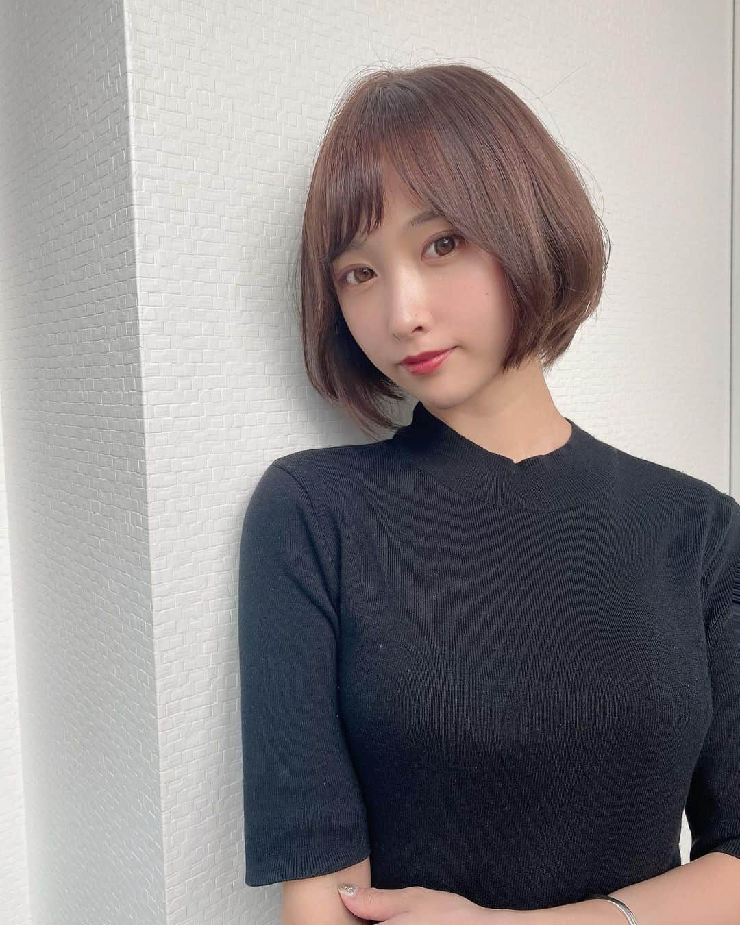 島田玲奈のインスタグラム：「. 最近、落ち着かない毎日が続いています🤯 . 毎日お母さんから「今日も無事ですか？！」ってLINEが届くので、何とかなるか精神もほどほどにしないとなと感じてます🥳(笑) . 肌寒くなって秋になったので @tenhouo さんに秋らしい髪の毛にしてもらってきたよ✂︎ . 色が今回もとっても可愛い、お気に入り🥰 . こだわりなさすぎて、毎回全任せなのに、可愛くしてくれて大感謝です🙏💓 . #newhair #ショートボブ #ショートヘア」