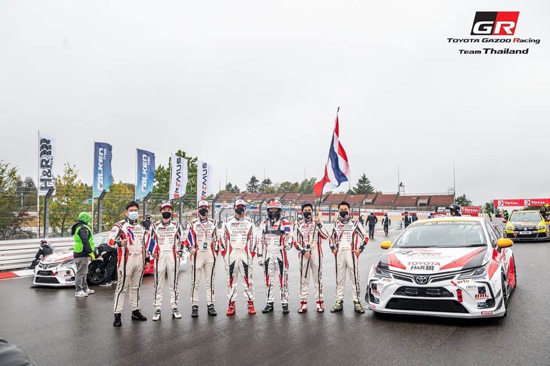 Toyota team thailandさんのインスタグラム写真 - (Toyota team thailandInstagram)「🏁🏆🏆 Champion 🏆🏆 🏁  TOYOTA Gazoo Racing team Thailand สร้างประวัติศาสตร์หน้าใหม่ให้กับวงการมอเตอร์สปอร์ตไทยกับการคว้าชัยชนะในอันดับที่ 1 และ 2* ครองโพเดี่ยมในรายการ ADAC Total 24h. Nürburgring 2020 ในรุ่น Super Production 3 (SP3) กับรถคันใหม่ Toyota Corolla Altis GR Sport ในวันที่ 24-27 กันยายน ที่ผ่านมา  *ผลการแข่งขันหลังตรวจสภาพ • Car No. 120: 🏆🏆 Champion 🏆🏆 ในรุ่น และ 59 Overall 67 รอบสนาม Best Lap 10:27.365 ขับโดย เฉิน เจี้ยน หงษ์ // กรัณฑ์ ศุภพงษ์ (จั้ม) // นาโอกิ คาวามูระ • Car No. 119: 2 ในรุ่น และ 64 Overall 65 รอบสนาม Best Lap 11:17.455 ขับโดยผู้อำนวยการทีม สุทธิพงศ์ สมิตชาติ (อาร์โต้) // ณัฐวุฒิ เจริญสุขะวัฒนะ (วัว) // ณัฐพงษ์  ห่อทองคำ (แมน) // มานัต กุละปาลานนท์ (ต้น)  จากรถแข่งที่เข้าร่วมแข่งขันในปีนี้ทั้งหมด 97 คัน   การแข่งขัน 24 ชั่วโมง ที่มีฝนตกต่อเนื่องเป็นเวลานานตั้งแต่รอบ Qualifying ทำให้มีน้ำอยู่บนพื้นผิวแทร็กมาก รวมถึงทัศนวิสัยในเวลากลางคืนที่ค่อนข้างแย่ ทางผู้จัดการแข่งขันจึงได้ประกาศ Red Flag หรือธงแดงให้หยุดทำการแข่งขันเป็นเวลาร่วม 9 ชั่วโมง เพื่อป้องกันอุบัติเหตุที่อาจเกิดขึ้นได้ และในเวลา 8:00น. ก็ได้ประกาศเริ่มการแข่งขันอีกครั้ง พื้นผิวแทร็กแห้งลงบ้างและพอที่จะทำความเร็วได้บ้าง แต่ใน 2 ชั่วโมงสุดท้าย ฝนก็ได้เริ่มตกลงมาอีกครั้งในบางพื้นที่ของสนาม ทำให้การแข่งขันในปีนี้ก็เป็นอีกปีที่ท้าทาย และอันตราย   และในปี 2020 นี้ เรา TOYOTA Gazoo Racing team Thailand ภูมิใจกับชัยชนะจากความมุ่งมั่นตั้งใจเก็บเกี่ยวประสบการณ์ เพื่อพัฒนาความสามารถของคนไทย พร้อมกับรถ New TOYOTA Corolla Altis GR Sport ที่พัฒนาขึ้นมาจาก Gazoo Racing ที่เชื่อว่าสนามแข่งสร้างทั้งคน ทั้งรถให้ยิ่งเกร่ง TOYOTA GR จึงเป็นรถยนต์ที่พัฒนาขึ้นมาจากเทคโนโลยีที่ดีที่สุดและผ่านการทดสอบแล้วจากสนามแข่ง    ทั้งนี้ การเข้าร่วมแข่งขัน ณ ประเทศเยอรมนีในครั้งนี้ นักแข่งและทีมงานทุกคนได้ปฏิบัติตามมาตรการป้องกันการแพร่ระบาดของโรคโควิด-19 อย่างเคร่งครัด รวมถึงมาตรการการกักตัวในการเดินทางกลับเข้าประเทศด้วย #อยากเห็นคนไทยหัวใจมอเตอร์สปอร์ต #TeamWork #TOYOTAteamThailand #CheerThai #ThaiPride #ไม่เชียร์ไทยแล้วจะเชียร์ใคร #แข่งรถ #นักแข่ง #ทีมคนไทย #Car #RaceCar #Racing #SuperCar #Corolla #Altis #GRsport #Nürburgring #TheGreenHell #24h #Endurance #CHAMPION」9月27日 22時45分 - toyotagazooracingteamthailand
