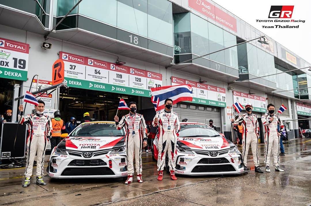 Toyota team thailandさんのインスタグラム写真 - (Toyota team thailandInstagram)「🏁🏆🏆 Champion 🏆🏆 🏁  TOYOTA Gazoo Racing team Thailand สร้างประวัติศาสตร์หน้าใหม่ให้กับวงการมอเตอร์สปอร์ตไทยกับการคว้าชัยชนะในอันดับที่ 1 และ 2* ครองโพเดี่ยมในรายการ ADAC Total 24h. Nürburgring 2020 ในรุ่น Super Production 3 (SP3) กับรถคันใหม่ Toyota Corolla Altis GR Sport ในวันที่ 24-27 กันยายน ที่ผ่านมา  *ผลการแข่งขันหลังตรวจสภาพ • Car No. 120: 🏆🏆 Champion 🏆🏆 ในรุ่น และ 59 Overall 67 รอบสนาม Best Lap 10:27.365 ขับโดย เฉิน เจี้ยน หงษ์ // กรัณฑ์ ศุภพงษ์ (จั้ม) // นาโอกิ คาวามูระ • Car No. 119: 2 ในรุ่น และ 64 Overall 65 รอบสนาม Best Lap 11:17.455 ขับโดยผู้อำนวยการทีม สุทธิพงศ์ สมิตชาติ (อาร์โต้) // ณัฐวุฒิ เจริญสุขะวัฒนะ (วัว) // ณัฐพงษ์  ห่อทองคำ (แมน) // มานัต กุละปาลานนท์ (ต้น)  จากรถแข่งที่เข้าร่วมแข่งขันในปีนี้ทั้งหมด 97 คัน   การแข่งขัน 24 ชั่วโมง ที่มีฝนตกต่อเนื่องเป็นเวลานานตั้งแต่รอบ Qualifying ทำให้มีน้ำอยู่บนพื้นผิวแทร็กมาก รวมถึงทัศนวิสัยในเวลากลางคืนที่ค่อนข้างแย่ ทางผู้จัดการแข่งขันจึงได้ประกาศ Red Flag หรือธงแดงให้หยุดทำการแข่งขันเป็นเวลาร่วม 9 ชั่วโมง เพื่อป้องกันอุบัติเหตุที่อาจเกิดขึ้นได้ และในเวลา 8:00น. ก็ได้ประกาศเริ่มการแข่งขันอีกครั้ง พื้นผิวแทร็กแห้งลงบ้างและพอที่จะทำความเร็วได้บ้าง แต่ใน 2 ชั่วโมงสุดท้าย ฝนก็ได้เริ่มตกลงมาอีกครั้งในบางพื้นที่ของสนาม ทำให้การแข่งขันในปีนี้ก็เป็นอีกปีที่ท้าทาย และอันตราย   และในปี 2020 นี้ เรา TOYOTA Gazoo Racing team Thailand ภูมิใจกับชัยชนะจากความมุ่งมั่นตั้งใจเก็บเกี่ยวประสบการณ์ เพื่อพัฒนาความสามารถของคนไทย พร้อมกับรถ New TOYOTA Corolla Altis GR Sport ที่พัฒนาขึ้นมาจาก Gazoo Racing ที่เชื่อว่าสนามแข่งสร้างทั้งคน ทั้งรถให้ยิ่งเกร่ง TOYOTA GR จึงเป็นรถยนต์ที่พัฒนาขึ้นมาจากเทคโนโลยีที่ดีที่สุดและผ่านการทดสอบแล้วจากสนามแข่ง    ทั้งนี้ การเข้าร่วมแข่งขัน ณ ประเทศเยอรมนีในครั้งนี้ นักแข่งและทีมงานทุกคนได้ปฏิบัติตามมาตรการป้องกันการแพร่ระบาดของโรคโควิด-19 อย่างเคร่งครัด รวมถึงมาตรการการกักตัวในการเดินทางกลับเข้าประเทศด้วย #อยากเห็นคนไทยหัวใจมอเตอร์สปอร์ต #TeamWork #TOYOTAteamThailand #CheerThai #ThaiPride #ไม่เชียร์ไทยแล้วจะเชียร์ใคร #แข่งรถ #นักแข่ง #ทีมคนไทย #Car #RaceCar #Racing #SuperCar #Corolla #Altis #GRsport #Nürburgring #TheGreenHell #24h #Endurance #CHAMPION」9月27日 22時45分 - toyotagazooracingteamthailand