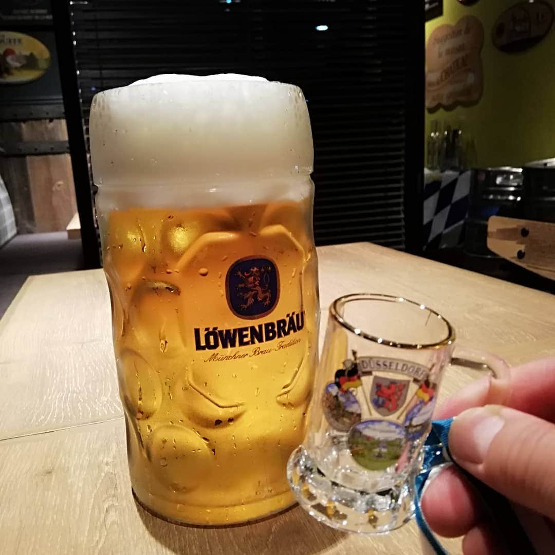 シュタインハウス新宿のインスタグラム：「【マイジョッキ持参😲🍺笑】  猛者がご来店😲🍺  レーベンブロイのマイジョッキ、 持ってきちゃうってかー🇩🇪  仕事中なので、 私はエア乾杯〜！ 2020.9.27  #レーベンブロイ  #ホフブロイ #ドイツビール #オクトーバーフェスト #オススメビールあり過ぎ案件  #中華点心飲茶クラフトビールタップ #クラフトビールタップ #クラフトビール #craftbeertap #ビール #ビール女子 #銀座 #銀座ビール #銀座ディナー #銀座ランチ #銀座中華 #銀座女子会 #銀座ごはん #有楽町 #有楽町ビール #有楽町ディナー #有楽町ランチ #有楽町中華 #有楽町女子会 #有楽町ごはん」