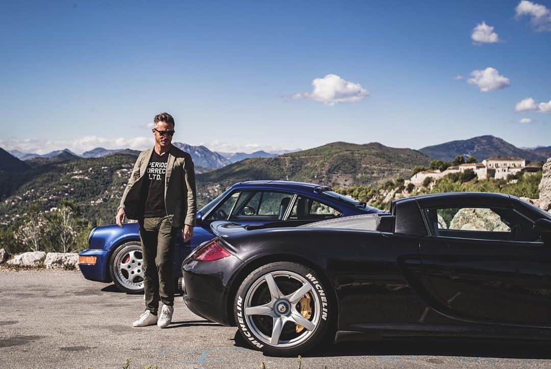 アンドレ・ロッテラーのインスタグラム：「Taking the beasts out 🔥 @ania_niaa ❤️ mastering the Leica 📸📷 #carreraGt @porsche」