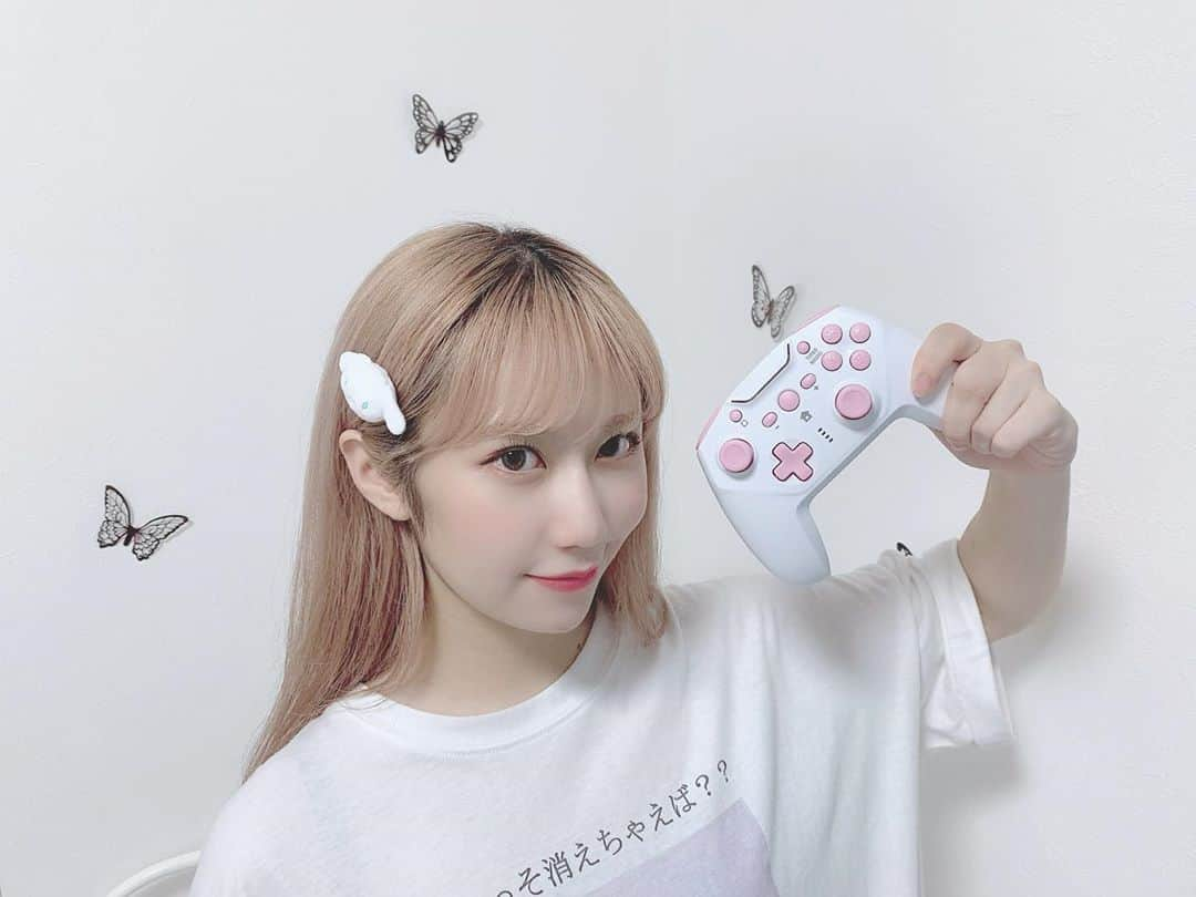 上野遥さんのインスタグラム写真 - (上野遥Instagram)「マイコントローラー🎮💗 ・ 最近頭にシナモン飼ってます。 まりあがお誕生日にくれました＾＾ ・ #任天堂スイッチ #nintendoswitch #コントローラー #dbd #シナモン」9月27日 22時49分 - harutan.pink