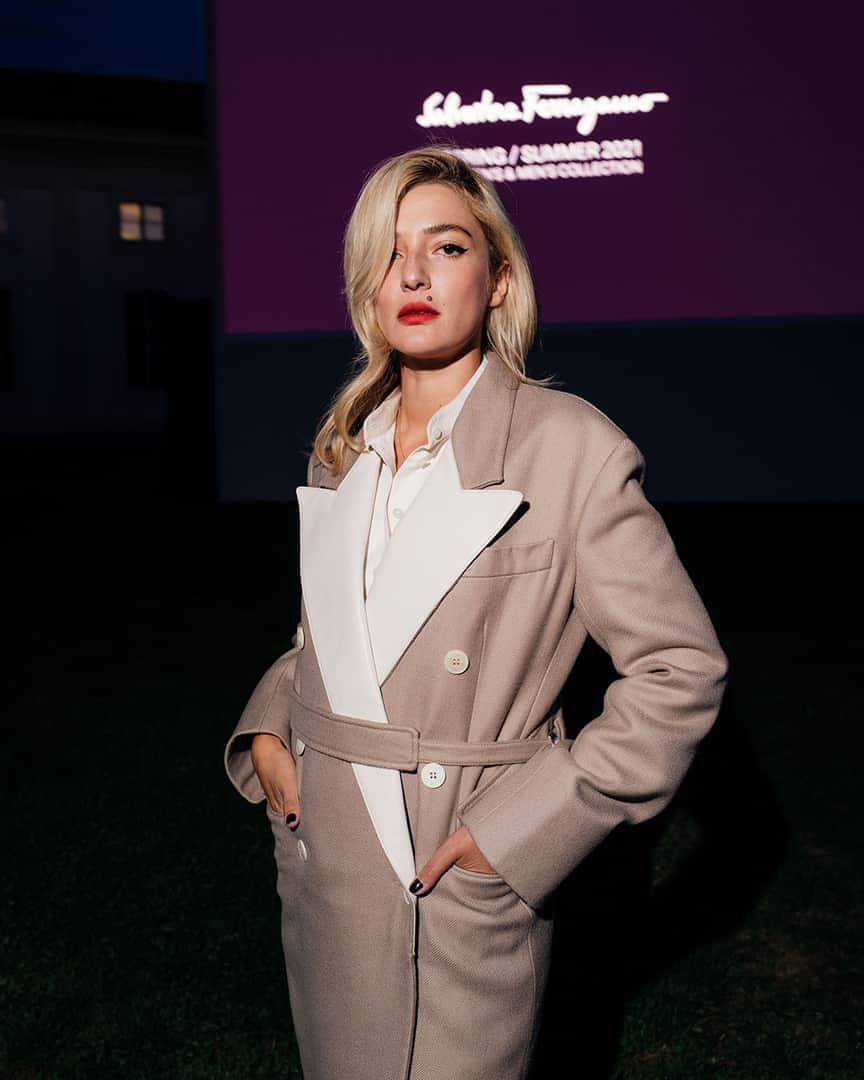サルヴァトーレ・フェラガモのインスタグラム：「Eleonora Carisi channels bold Hollywood glamour in a dune wool and cashmere double-breasted coat at the Salvatore Ferragamo Spring/Summer 2021 show. #FerragamoSS21」