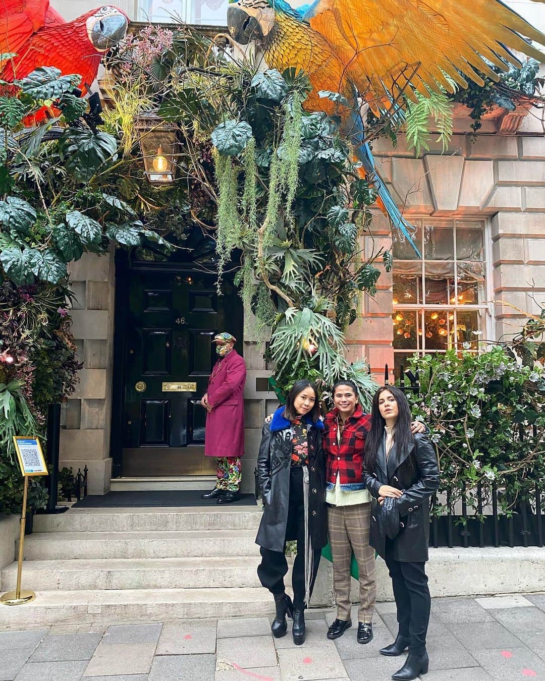 稲木ジョージのインスタグラム：「Great catching up with my princess @ng.a and @katya.d.oronin ! And I’m going to see my wife @suyeoneee_ tomorrow in Paris and I have a couple of muses in Japan and New York🤣🤣🤣 I’m busy🤣🤣🤣」
