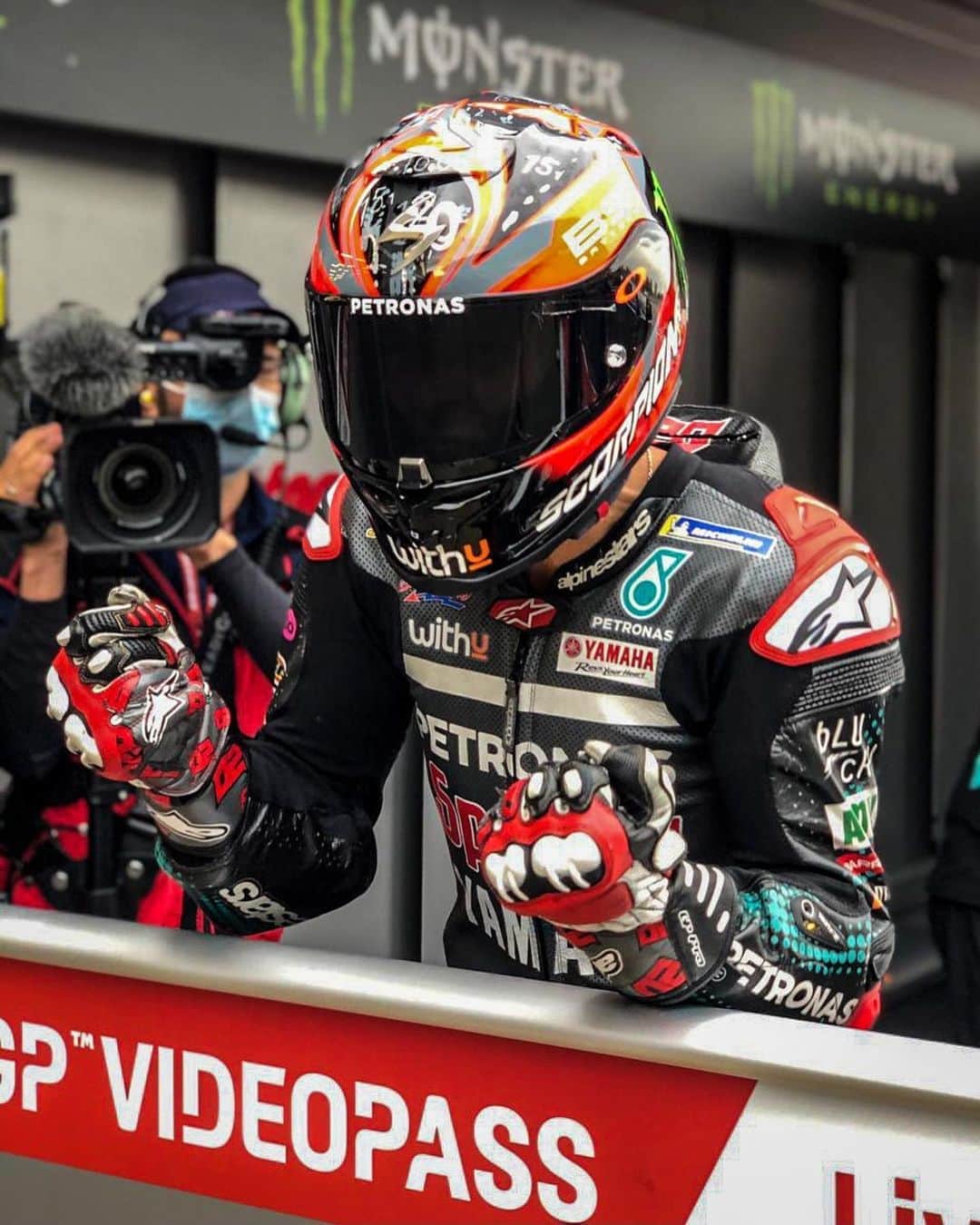 MotoGPさんのインスタグラム写真 - (MotoGPInstagram)「@fabioquartararo20 is back on top after taking his 3rd #MotoGP victory 🏆 ahead of the @suzukimotogp boys @alexrins & @joanmir36official who step on the podium together for the first time! 💪 #SwipeLeft ⬅️ #CatalanGP 🏁」9月27日 22時53分 - motogp