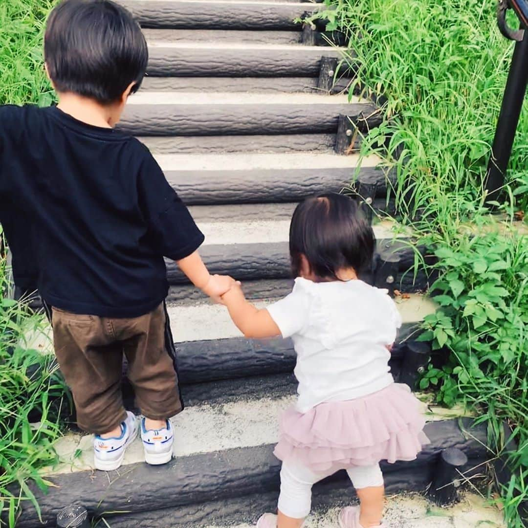 中根麗子さんのインスタグラム写真 - (中根麗子Instagram)「今日は この前行った動物園に 海斗の見たかったライオンが いなかったので ライオンが見たいと言うことで 急遽ライオンのいる動物園へ💗  その後は近くの公園で遊び 遊び終わって 車で走ってたら 乗りたがってた観覧車を 見つけ遊園地へ。  ゲームセンターもついてて 初めてのUFOキャッチャーをやり1回目で人形とれた💗 すごい海斗💗  色んなゲームをしてて 観覧車に乗ろうとしたら すごい並んでて 諦めてご飯を食べに行きました💗  ご飯屋さんで麗奈が スカウトされてた💗  みんなすごい楽しかったみたいで 充実した休日でした💗  パパありがとう💗  #動物園 #遊園地 #ゲームセンター #4人姉弟  #12歳 #3歳 #2歳 #girl #boy #biglove」9月27日 22時54分 - reiko_nakane