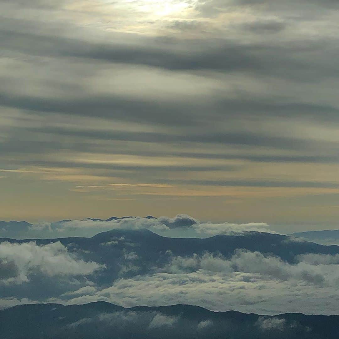 山本奈衣瑠さんのインスタグラム写真 - (山本奈衣瑠Instagram)「波の様な雲🐋☁️  空みてクジラとかお魚みたいな 雲があるのが納得👼🏼　　 いいなー！！！！」9月27日 22時55分 - nairuuuu