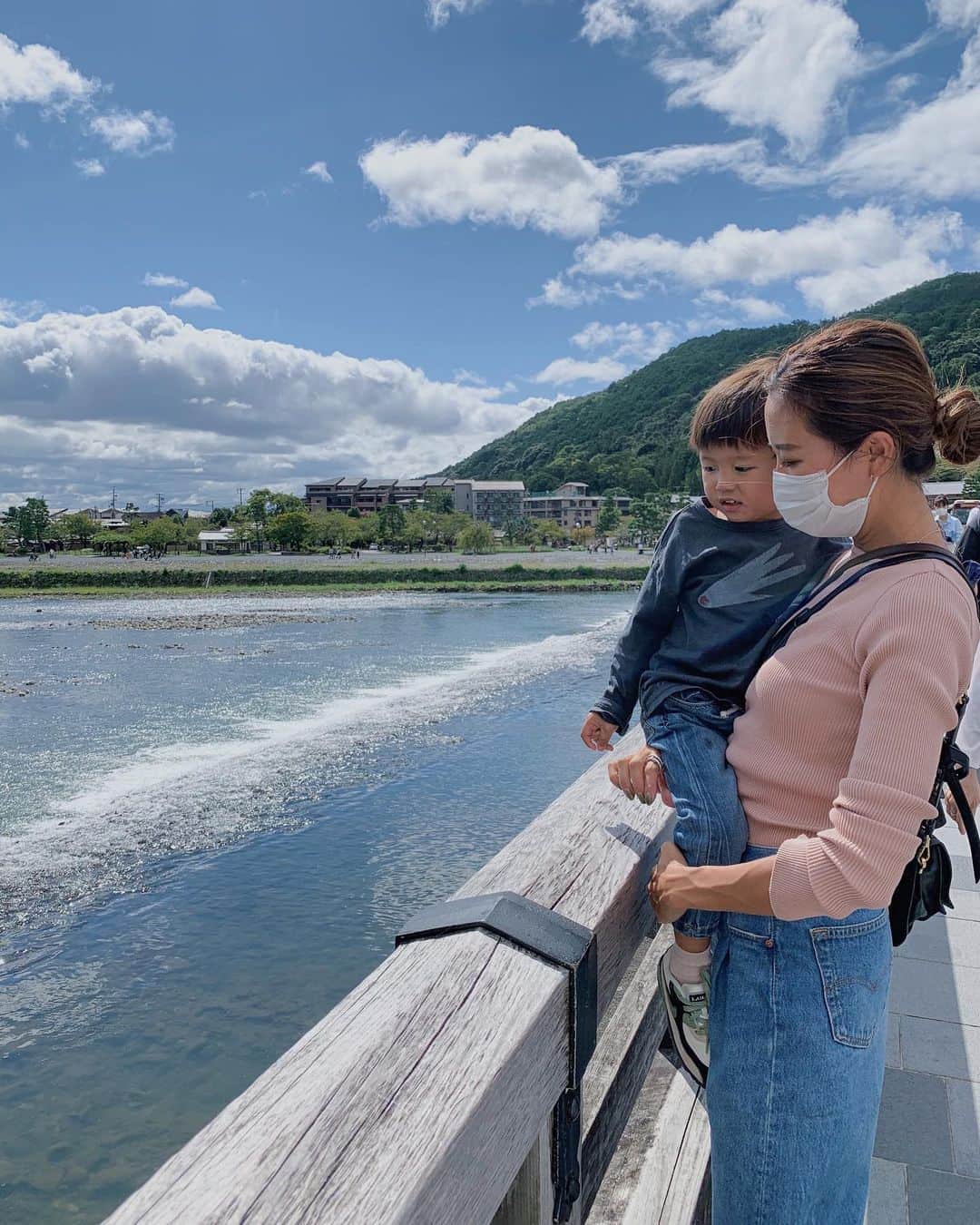 のインスタグラム：「.﻿ ﻿ 嵐山観光。﻿ ﻿ ここの橋の近くの「琴きき茶屋」さんの﻿ 桜もちが信じられない程美味しかったので﻿ ぜひ行ってみてください🌸﻿ ﻿ 誰か近々行く人買ってきてほしい🤢 ﻿ #嵐山﻿ #琴きき茶屋﻿ #京都」