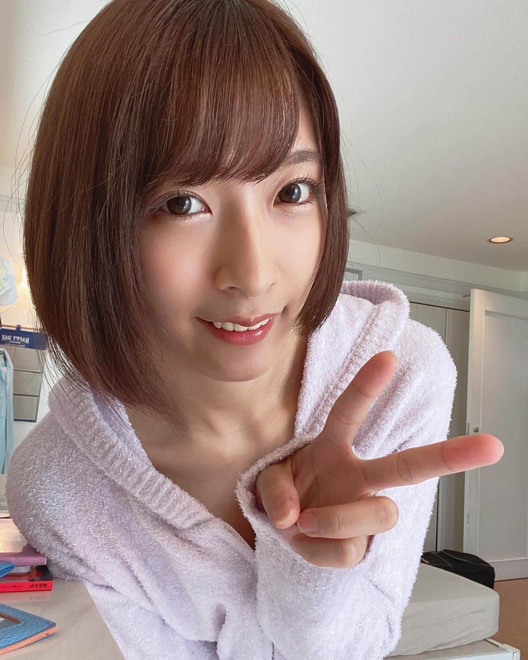 のインスタグラム：「先日、人生ラストVR撮影をしてきました！  KMPVRさんも今までたくさん作品に出させていただきました👏  最後の最後まで本当に楽しくて🥰  発売楽しみにしててくださいね！  #KMP #VR #AV #阿部乃みく #abenomiku」