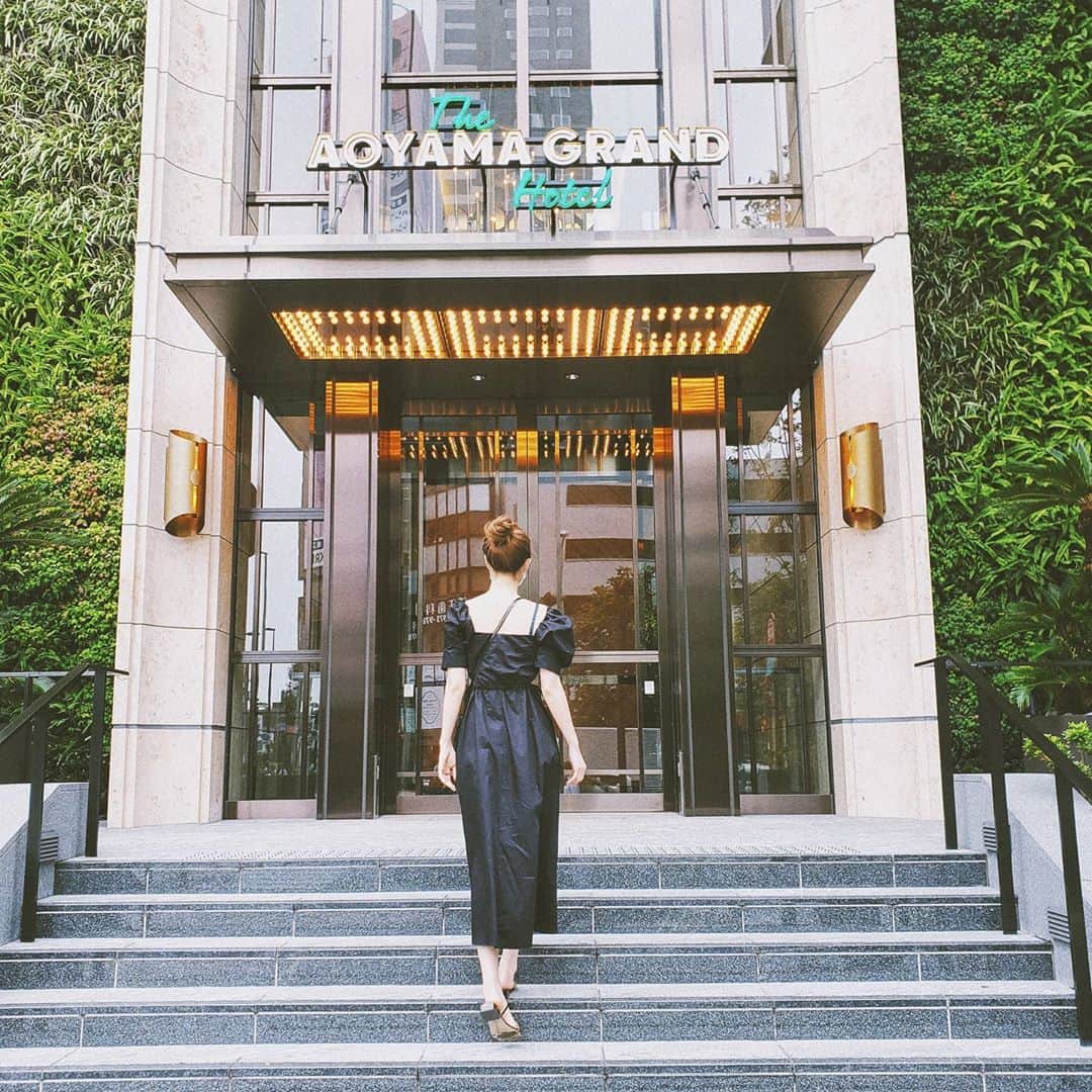 保坂玲奈さんのインスタグラム写真 - (保坂玲奈Instagram)「_______ @aoyamagrand  . . ベルコモンズ跡地に佇む50年代っぽい センチュリースタイルのホテル 「The Aoyama Grand Hotel」  都内での贅沢な過ごし方。  @mari7__24 とおこもりステイ‪‪❤︎‬  私も周りのオシャレな方達が行っていたので ずっと気になってたの...😳  晩ご飯はホテル内4Fの四角へ。 曲げわっぱのおばんざいってテンションが上がる。  美味しい旬彩を素敵なメンバーと食べられて 良い時間を過ごせた🥢  あいにくの天気で行けなかったけど 天気が良い日にルーフトップバーにリベンジしたいな🍸 . . . #theaoyamagrandhotel#aoyamagrandhotel#ザ青山グランドホテル#四角#shikaku#おこもりstay#青山#青山観光」9月27日 22時58分 - __renao_0707