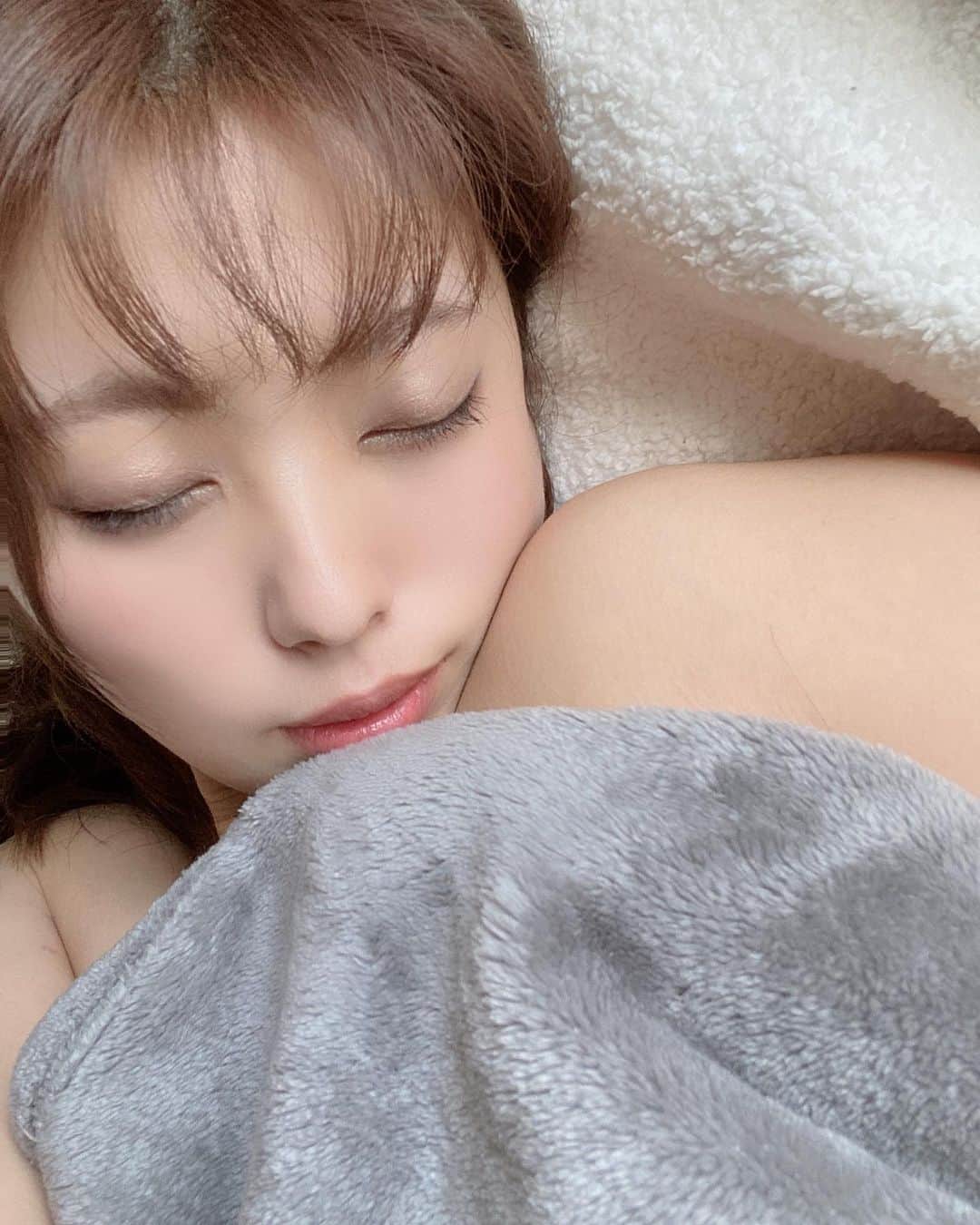 のインスタグラム：「素肌感 . . .  #japanesegirl #萌 #自拍 #模特 #粉我 #tbt #swag #动漫 #扎心了#맞팔  #东京 #몸스타그램  #เซ็กซี่ #น่ารัก #น่ารักจัง #ประเทศญี่ปุ่น #คอสเพลย์ #Comel #Awekcun  #Instagravure #instagood #sexy #love #性感的 #グラビアアイドル」