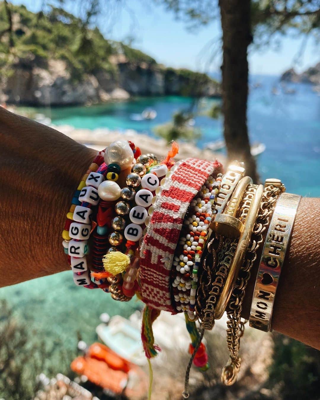 ダニジョーのインスタグラム：「Our Sunday stack 💕 @jodiesnydermorel in the Hawna bangle set, Mama and Me bracelets, Bleu bracelet, Gabi bracelets and Timo gold bracelets #armparty」