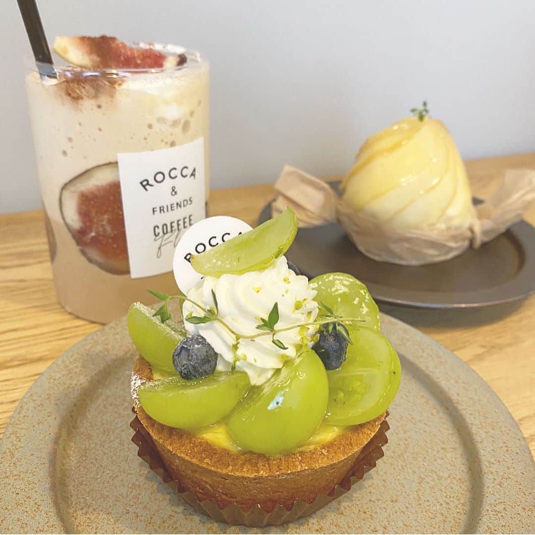 佐藤華純のインスタグラム：「.  【 #かすみんカフェ 】  今回は、ROCCA＆FRIENDSCOFFEE FLOW KYOTO🍎  ここのケーキは見た目も可愛くて、美味しい！  旬の『マスカットとエルダーフラワー』と『キャラメルリンゴパイ』を食べました🤗   ドリンクは『イチヂクとラテシェイク』ですっ！  #ミスキャンパス立命館2020 #MCR2020  #立命館 #立命館大学 #京都 #女子大生  #ミスキャン #ミスコン #ファイナリスト  #京都カフェ #西院カフェ #フルーツタルト」
