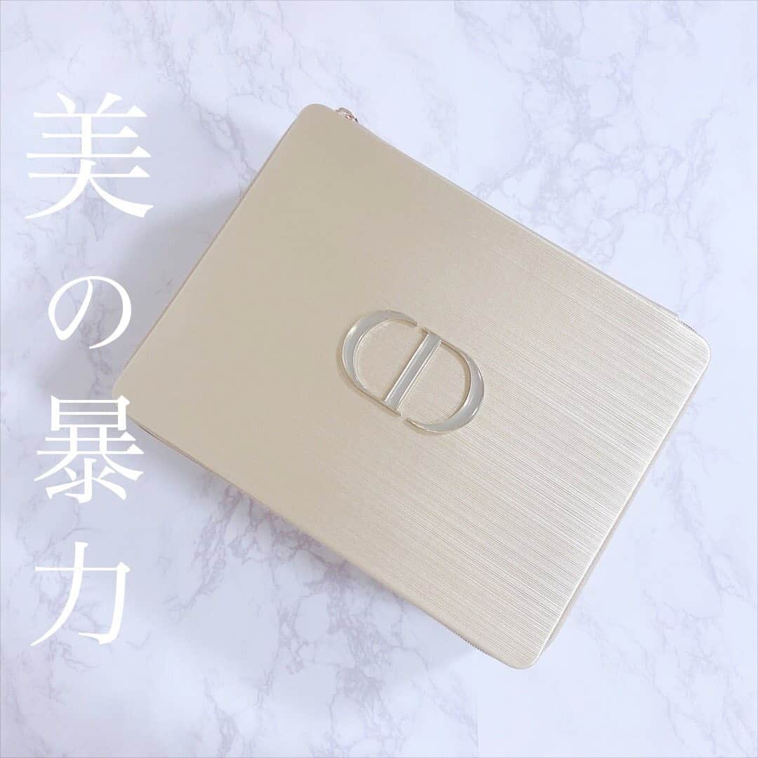 戯ちゃん。のインスタグラム：「【購入品】Dior：プレステージ ユイルドローズ コフレ〜〜もはや美の暴力〜〜﻿ ﻿ ﻿ ﻿ 安倍さんありがとうパート②﻿ 給付金10万で思い切って買ったあああ！！！﻿ 「#プレステージ（限定セット）」﻿ と﻿ 「#プレステージホワイト（限定セット）」﻿ を比較するために買いました！﻿ （流石に現品買うのは私の財布が爆発するのでコフレで勘弁🤯💥）﻿ ﻿ ﻿ ———————————————————﻿ ﻿ ﻿ （ 数量限定品）﻿ 【プレステージ】﻿ #プレステージユイルドローズコフレ﻿ ￥45,000程﻿ ﻿ ﻿ ー　ー　ー　ー　ー　ー　ー　ー　ー　ー﻿ ﻿ ﻿ （セット内容）﻿ ❄️プレステージ﻿ マイクロ ユイル ド ローズ セラム (プレ美容液) ﻿ (現品) 30mL﻿ ﻿ ❄️プレステージ﻿ ローション ド ローズ(化粧水)﻿  30mL﻿ ﻿ ❄️プレステージ ﻿ ラ クレーム (クリーム) ﻿ 15mL﻿ ﻿ ﻿ ー　ー　ー　ー　ー　ー　ー　ー　ー　ー﻿ ✏️﻿ ﻿ こんなんもう美の暴力…。﻿ パケが美しすぎる…無理…尊い…﻿ ﻿ ﻿ セットの箱はゴールドでジップの軽めの箱﻿ あああああンンン美しい…！﻿ ﻿ ドーパミン？アドレナリン？フェロモン？﻿ なんか「幸」がめっちゃ出る。﻿ ﻿ もう、持ってるだけで多分綺麗になる。﻿ そんな見た目をしてる。﻿ ﻿ もう見た目で優勝優勝大勝利。﻿ ﻿ ﻿ ー　ー　ー　ー　ー　ー　ー　ー　ー　ー﻿ （２週間ほど使用した現時点の感想。）﻿ ﻿ ﻿ ﻿ ❄️ (プレ美容液) マイクロ ユイル ド ローズ セラム﻿ ★★★☆☆﻿ ……先行美容液はいつもアスタリフトを使用してるんだけど、﻿ あのこ赤いからさーーーメイク前には使用できないんだよね、下地の色と喧嘩して。﻿ ﻿ 「透明なプレ美容液」探しててデパコス色々試してきた（アルビオン・ランコム・別ディオール）けど、現状一番好きかも〜〜！﻿ ﻿ ﻿ 次の化粧水ぎゅー〜ーんって吸い込んでくれる感！﻿ 少しオイルっぽいかな？﻿ もしかしたら超超オイリー肌の方はニキビできちゃうかもしれない？﻿ ﻿ ただお値段いかついのでコスパ的に続けれるか微妙なとこ。﻿ ﻿ ﻿ ﻿ ❄️(化粧水)ローション ド ローズ﻿ ……未使用のため不明。﻿ プレ美容液が良かったので、期待値大。﻿ ﻿ ﻿ ﻿ ❄️ (クリーム) ラ クレーム﻿ ……未使用のため不明。﻿ ﻿ ﻿ ﻿ ﻿ ⭐️現状の総合評価⭐️﻿ ？？？？？﻿ まだ２商品も使用していないので評定不可。﻿ とにかくめちゃくちゃテンション上がるパケなので、﻿ それだけで★５あげたい…！﻿ ﻿ ー　ー　ー　ー　ー　ー　ー　ー　ー　ー﻿ ﻿ また大きく感想変わったらレポし直します！﻿ ﻿ ﻿ ガラスなので、落としたら割れるので注意〜〜！﻿ 私は早速割った。泣いた。﻿ ﻿ ﻿ ﻿ ﻿ 🌱﻿ こっからは戯ちゃん。のぽそっと。ヒトリゴト。﻿ ﻿ ﻿ ﻿ 「デパコスなんてパケ代で中身全然意味ない。」﻿ という意見を稀に見るけど、﻿ その意見に対して私は、うーーーん。て思うとこがあって…﻿ 確かにデパコスの厳かで煌びやかなパケはとてもお金がかかってる。﻿ 私も#シロノサクラ。[@shiro_no_sakura_]で開発する立場だからこのパケにはどんだけの原価かかってるか大体分かる。﻿ 綺麗な冊子や広告にはとってもお金がかかることは事実である。﻿ ﻿ だけど、﻿ それを「意味無い。」でバッサリ切るのはあまりに横暴ではないかな〜。﻿ ﻿ 『綺麗。可愛い。美しい。』﻿ このデパコスから想起される感情は﻿ その人をとっても幸せにしてくれるし、﻿ 実際、心から肌に現れるはずなんだよね。﻿ ﻿ 幸せな恋してる女の子、めっちゃ可愛いじゃないですか。あんな感じ。﻿ ﻿ ﻿ ﻿ 人間と感情と体は密接に関係してるし﻿ 資生堂の研究でも﻿ 化粧品に対して「可愛い！綺麗！好き！」って感情は﻿ 効果に現れるんだって。面白いよね〜人間って！﻿ ﻿ 他にも恋愛してる時の脳の動きと相関があるんだって。﻿ きになる方はググって資生堂さんの研究記事読んでみてください。﻿ ﻿ ﻿ 思い込みだけで人間簡単に死ぬし。﻿ （心理実験：ブアメードの実験）﻿ 正直、﻿ プラセボ効果・ノーソーボ効果って馬鹿にできないと思う。﻿ ﻿ ﻿ ロジック崩壊したスピリチュアルや感情だけで化粧品はつくれないし、﻿ それは詐欺商品になってしまうので断固否定するけど、﻿ あくまでロジックベースにありきの「感情の掛け算」はあるな。﻿ ﻿ と、戯ちゃん。は思うのです。﻿ ﻿ 少なくとも、誰に迷惑かけてるでもなく﻿ メーカーも消費者も幸せ（ちゃんと効果感じて商品を愛している）﻿ なのに頼んでもないのに、﻿ 「他者が幸せに生きてる世界に土足で踏みにじって否定する権利は誰にもないよね。」って思う。﻿ ﻿ ﻿ ﻿ なんか長々語ってしまったはずかし！﻿ ﻿ ﻿ ﻿ お　わ　り　。﻿ ﻿ ﻿ 【#購入品】﻿ #美白﻿ #スキンケア #skincare #メイク #make #コスメ #cosme #ダイエット #diet #YouTuber #dior #Dior # プレステージ」