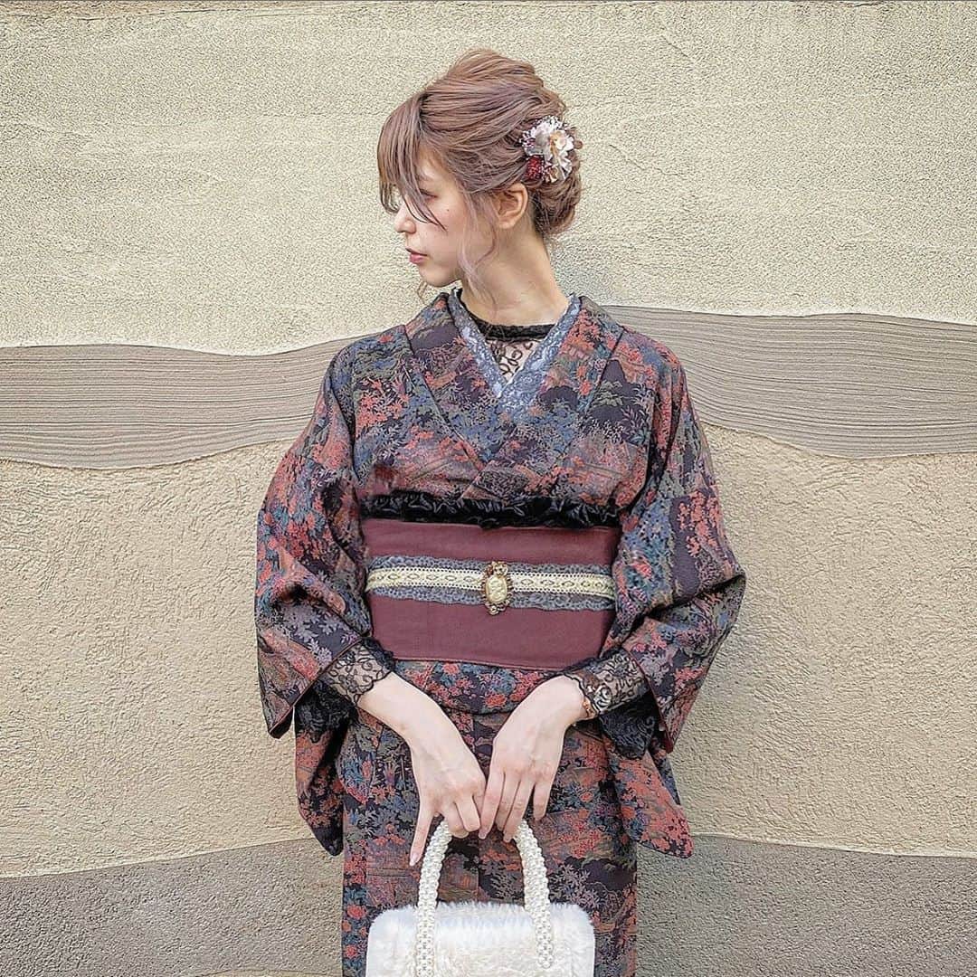 たんりいのインスタグラム：「. . @village_tokyo 新作着物🍁♡ . お気に入りすぎるコーディネート👘 Villageは着物・帯・帯飾り・襟も 自分で選べるので、自分好みの コーディネートにできます〜っ🍂♡ . 新作もたくさん入荷してるので ぜひVillageあそびにきてねっ💞💞 . 小指立ってるのは気にしない👌♡ ※バッグは私物( @lily_brown_official ) . #village #village_kimono #着物レンタル #浅草着物レンタル #着物レンタル浅草 #着物 #レトロコーデ #シンプル着物 #着物女子 #浅草 #浅草散策 #レトロ着物 #レトロ #浅草 #アンティーク着物 #着物コーディネート #着物コーデ #ヴィンテージ」