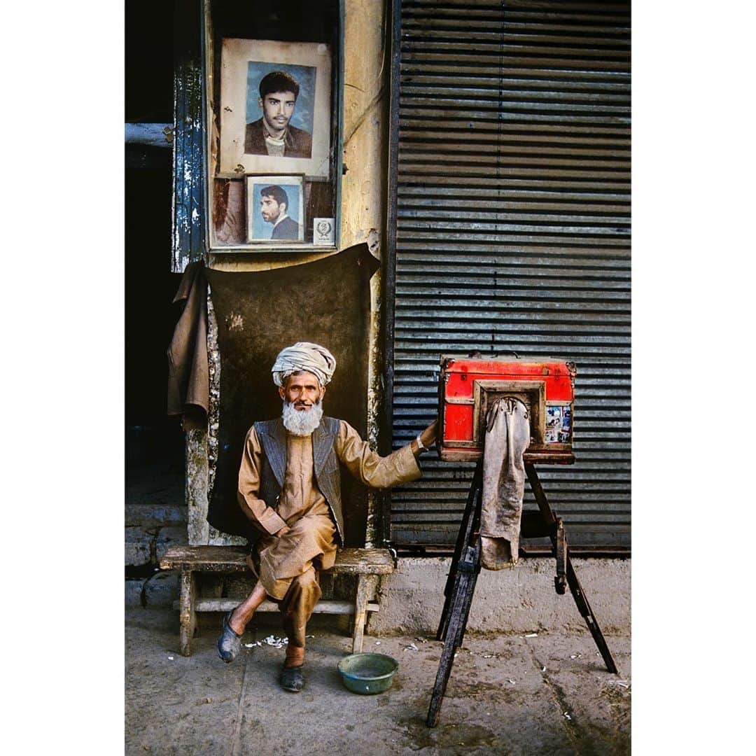 スティーブ・マカリーさんのインスタグラム写真 - (スティーブ・マカリーInstagram)「A portrait photographer sits next to his homemade camera on the main street of #Kabul, #Afghanistan, 1992.   #SteveMcCurry #SteveMcCurryAfghanistan」9月27日 23時23分 - stevemccurryofficial