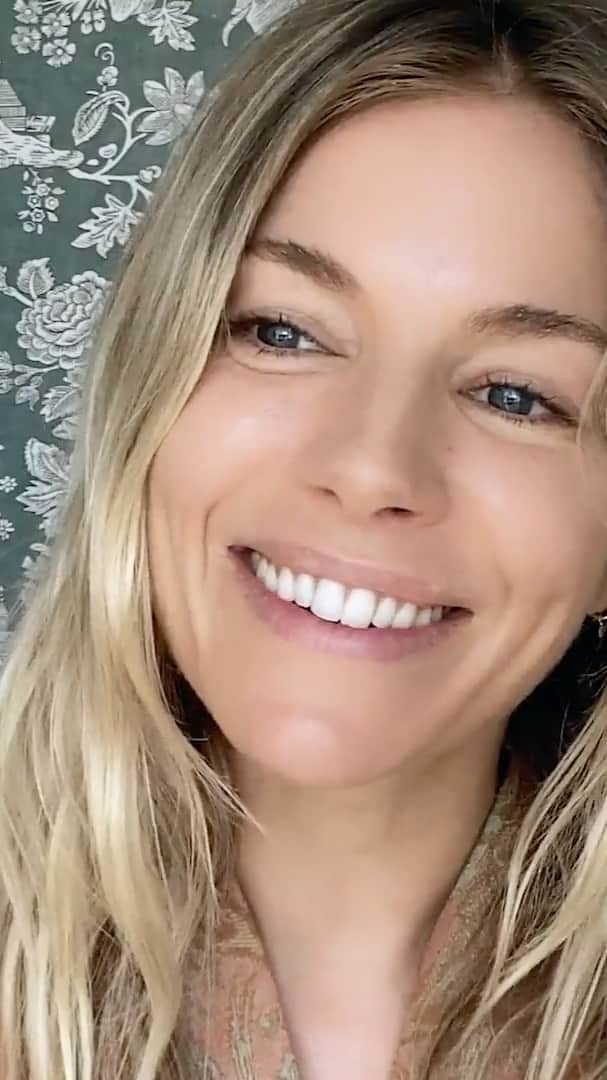 ドゥラメールのインスタグラム：「“I mainly use #TheConcentrate in the mornings before I apply any other products, even moisturizer. Knowing that it’s underneath my other products, strengthening my skin’s natural barrier, gives me a certain confidence. I can go out with almost no makeup at all, or if I’m working, I can sit in my makeup artist’s chair and let them do their thing always knowing my skin is protected.” – #LaMerPartner @siennathing」