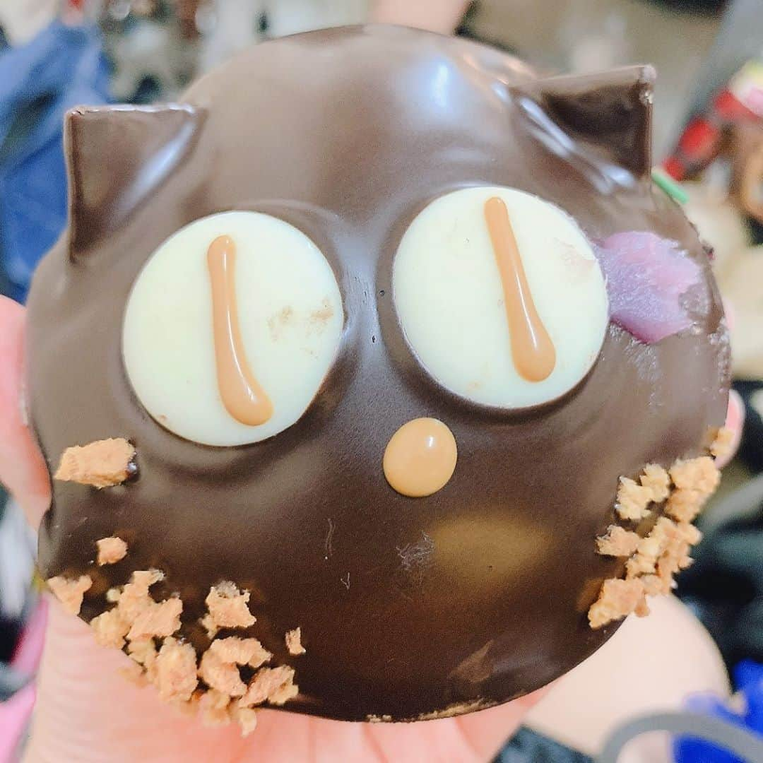 猪狩ともかさんのインスタグラム写真 - (猪狩ともかInstagram)「🍩🍩 . . この前まいぷぅが差し入れでくれた 黒猫のドーナツ🐱🖤 . 可愛いし美味しかった！ キャラメルいっぱい入ってた！！ . . . #クリスピードーナツ #ハロウィン #右目の横の紫の物体はきっと別のドーナツから付着したであろう #ごちそうさまでした😋」9月27日 23時32分 - igari_tomoka