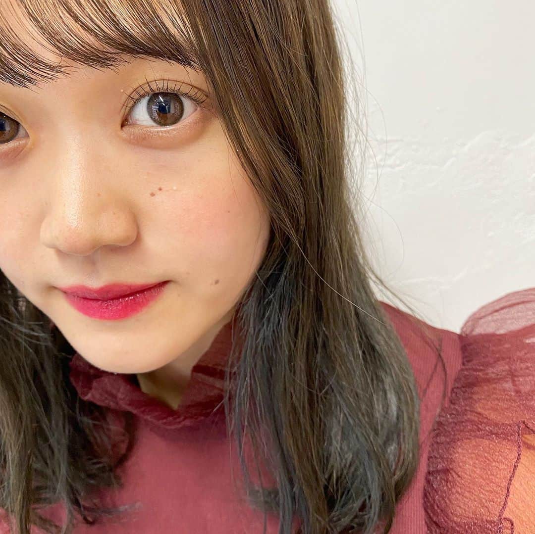 牧野莉奈さんのインスタグラム写真 - (牧野莉奈Instagram)「先日！！ @miho_daikanyama さんにまつげパーマをしていただいたんです👶🏻🤍 ( 🧴お店は代官山駅からすぐの @shanti_naileye さんです💒） まつげギュインギュインにあげていただいてほんっとに可愛くしてくれました🥺💕💕 マスカラ・ビューラーなしでこのまつげは女の子ならわかると思いますが、ほんっとうにメイクが楽になります、、❣️ わたしはかなり肌が弱くてまつげパーマとかのちょっと刺激が強いものがつくとすぐパーマ剤で目元が荒れちゃうことが多いんですが、今回は染みたりもヒリヒリしたりもなくて感動しました😭✨  まつげどこであげよっかな〜🎶って女の子にはほんっと〜〜うにおすすめ！！！です！！！ マツエクもやっているみたいなので是非！！😽🌟  2枚目のドリンクのカップが可愛すぎて思わず撮っちゃいました🤳🏻💖💖  #shanti #shantinaileye #シャンティ #まつげパーマ #まつげ #サロンモデル #サロンモデル募集中 #アイメイク #アイリスト #代官山」9月27日 23時32分 - rnpx_8