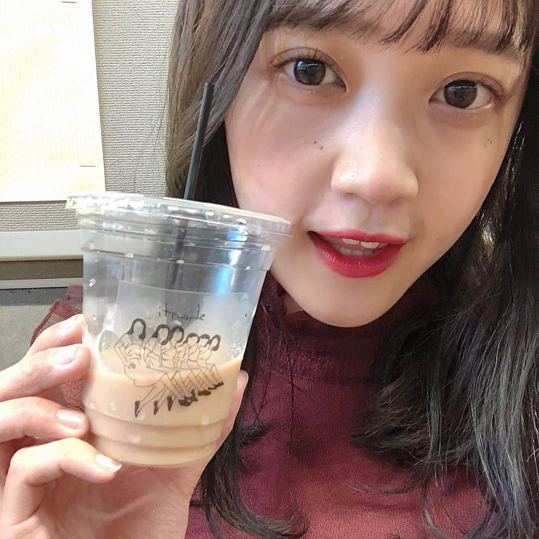 牧野莉奈さんのインスタグラム写真 - (牧野莉奈Instagram)「先日！！ @miho_daikanyama さんにまつげパーマをしていただいたんです👶🏻🤍 ( 🧴お店は代官山駅からすぐの @shanti_naileye さんです💒） まつげギュインギュインにあげていただいてほんっとに可愛くしてくれました🥺💕💕 マスカラ・ビューラーなしでこのまつげは女の子ならわかると思いますが、ほんっとうにメイクが楽になります、、❣️ わたしはかなり肌が弱くてまつげパーマとかのちょっと刺激が強いものがつくとすぐパーマ剤で目元が荒れちゃうことが多いんですが、今回は染みたりもヒリヒリしたりもなくて感動しました😭✨  まつげどこであげよっかな〜🎶って女の子にはほんっと〜〜うにおすすめ！！！です！！！ マツエクもやっているみたいなので是非！！😽🌟  2枚目のドリンクのカップが可愛すぎて思わず撮っちゃいました🤳🏻💖💖  #shanti #shantinaileye #シャンティ #まつげパーマ #まつげ #サロンモデル #サロンモデル募集中 #アイメイク #アイリスト #代官山」9月27日 23時32分 - rnpx_8