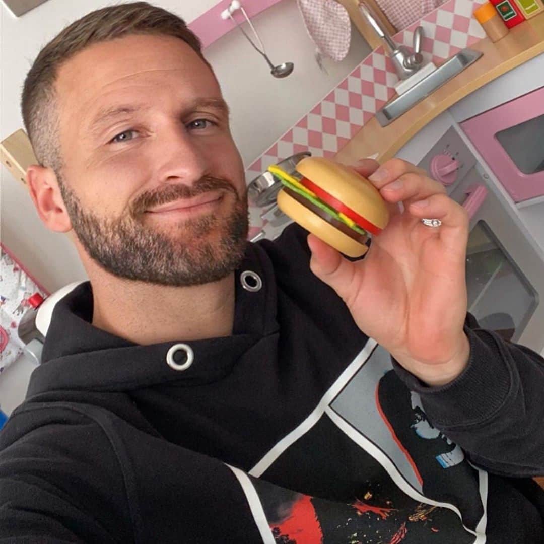 シュコドラン・ムスタフィのインスタグラム：「Cheatday 🍔 Noemi just created the best Burger I've ever had 💯 0 calories, 100% plastic 👧🏼 #SM20」