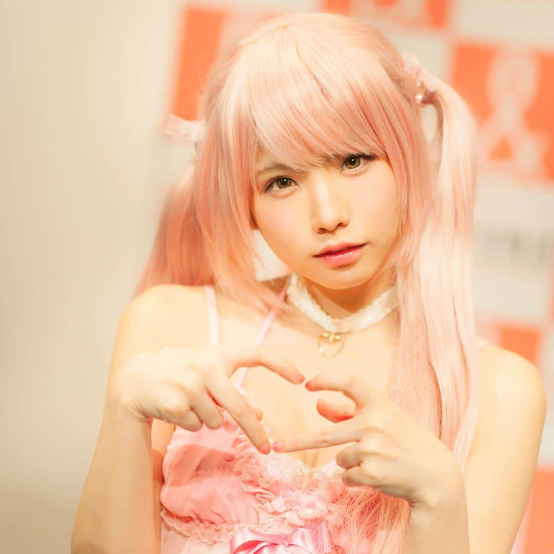 えなこファンページのインスタグラム：「#えなこ #えなこりん #enako #コスプレ #コスプレイヤー #cosplay #cosplayers #ファッション #かわいい #可愛い #ネイル #モデル #大好き #ネイル #コスメ #ヘアアレンジ #コーデ #ファインダー越しの私の世界」