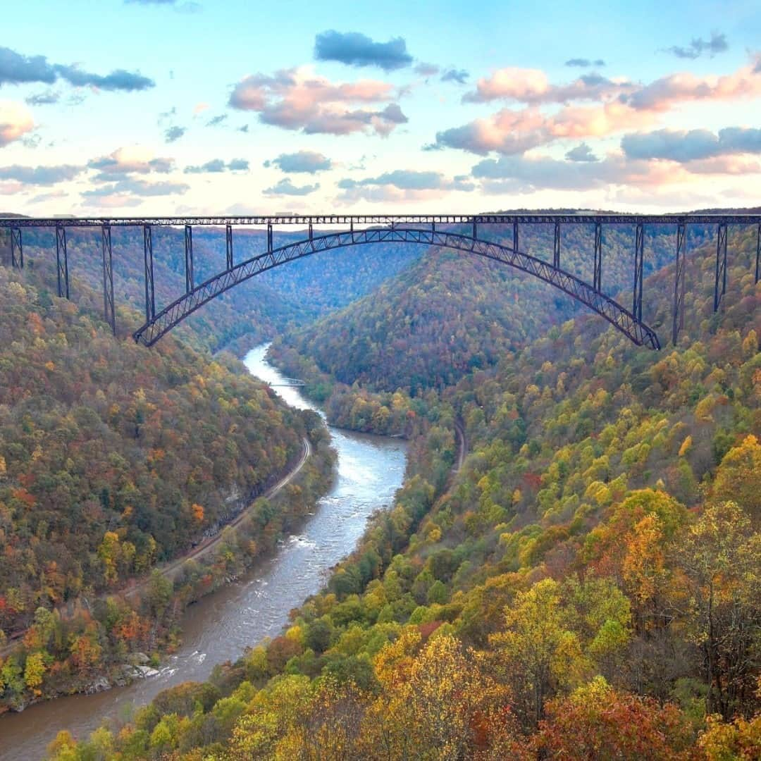 アメリカ内務省さんのインスタグラム写真 - (アメリカ内務省Instagram)「Flat calm, soft babble, rushing current or thundering rapids, an individual river can change its own mood and character on any given day. Depending on the flow, sitting by a river can be calming or exhilarating. One of the oldest rivers in the world, the #NewRiver runs through New River Gorge National River in #WestVirginia. In all that time, its moving waters cut a canyon more than 1,000 feet deep in the hard stone of the Appalachian Mountains. From riverbank or rim's edge, it's an impressive sight. Photo @NewRiverNPS by National Park Service. #NewRiverGorge #usinterior」9月27日 23時45分 - usinterior