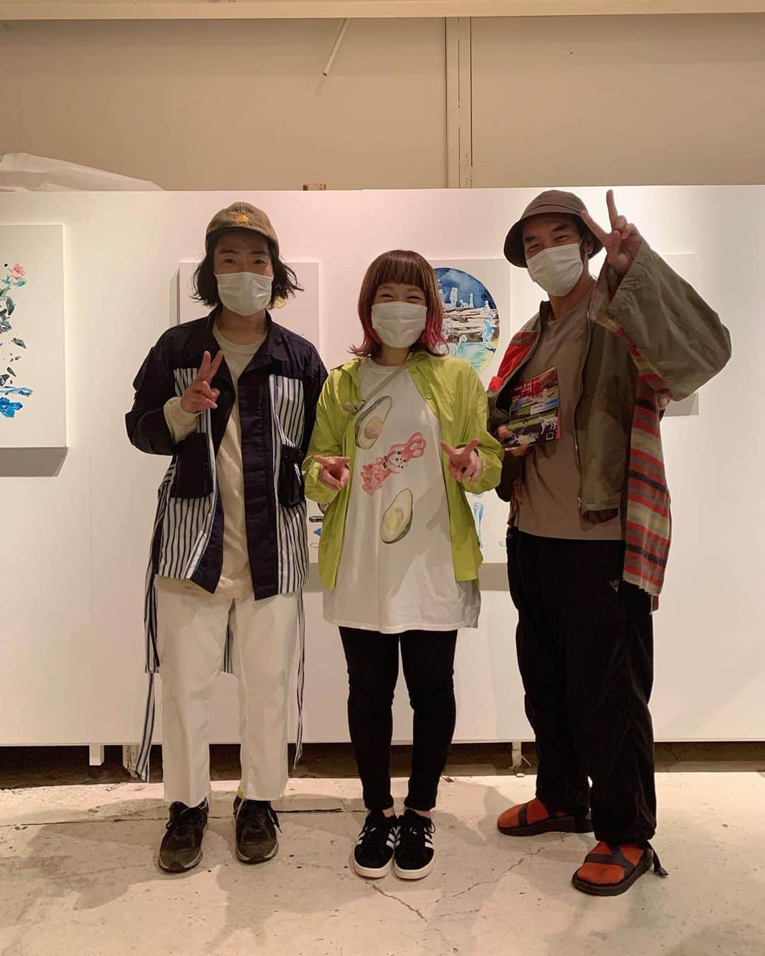 和田美枝のインスタグラム：「アパレルブランドillさんと画家の権田さんの二人展を見にDELIさんへ🚲  お洋服作る方と絵を描く方が合体したロンTが素敵一枚に☺︎☺︎☺︎  二人展と入江ファミリーに癒された🕊  #DELI #二人展 #ill #権田直博　さん」