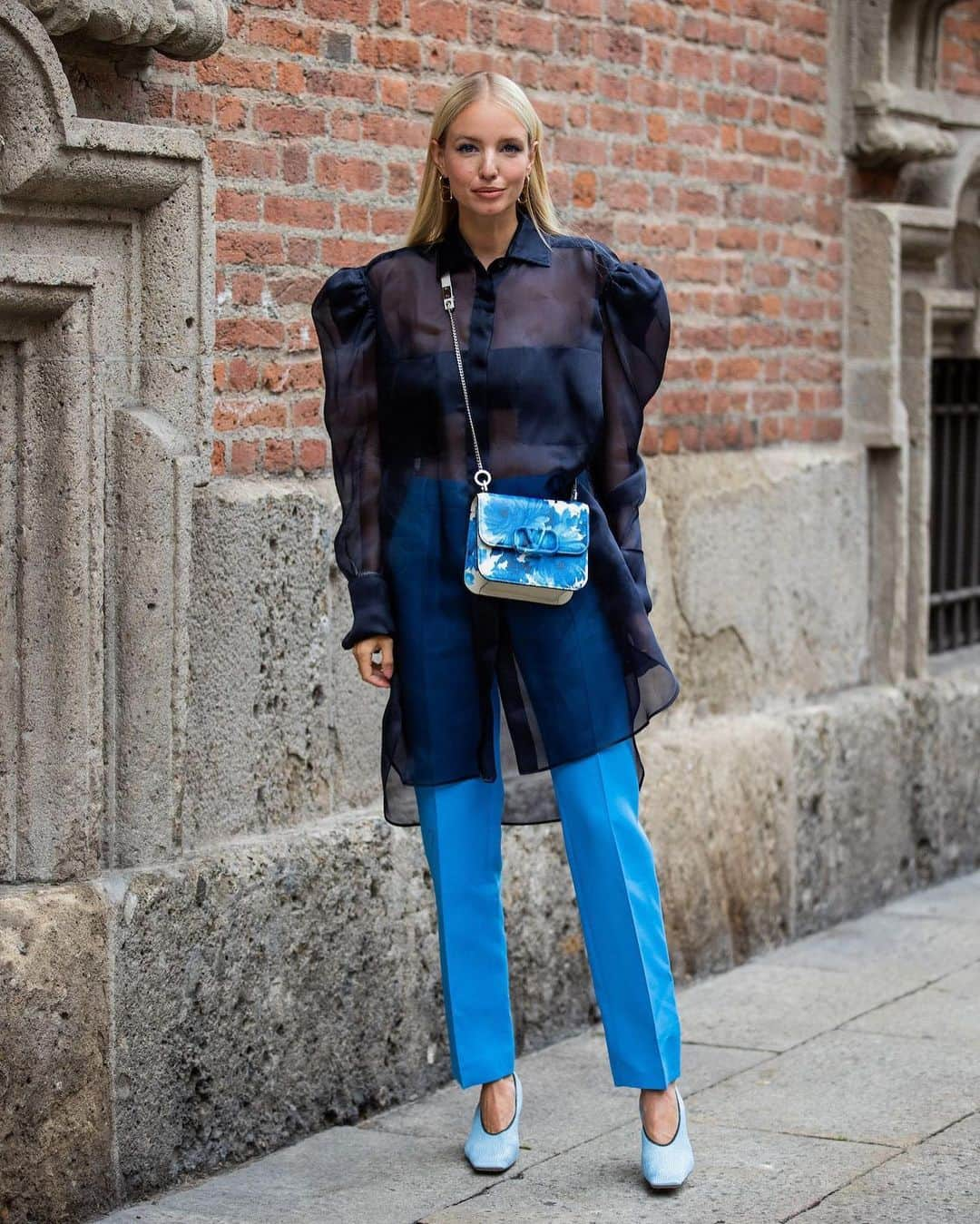 レオニー・ハンネさんのインスタグラム写真 - (レオニー・ハンネInstagram)「Sneaky pic with Alex 🦋 Anzeige/Tag Blue shades for @maxmara - Photographers tagged! First pic @oksy_photo #maxmara #mfw」9月27日 23時45分 - leoniehanne