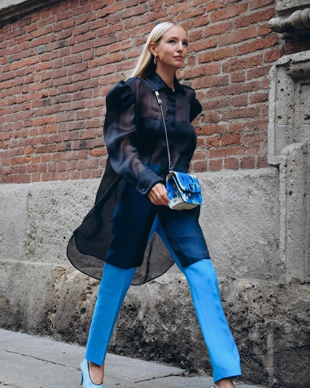 レオニー・ハンネさんのインスタグラム写真 - (レオニー・ハンネInstagram)「Sneaky pic with Alex 🦋 Anzeige/Tag Blue shades for @maxmara - Photographers tagged! First pic @oksy_photo #maxmara #mfw」9月27日 23時45分 - leoniehanne