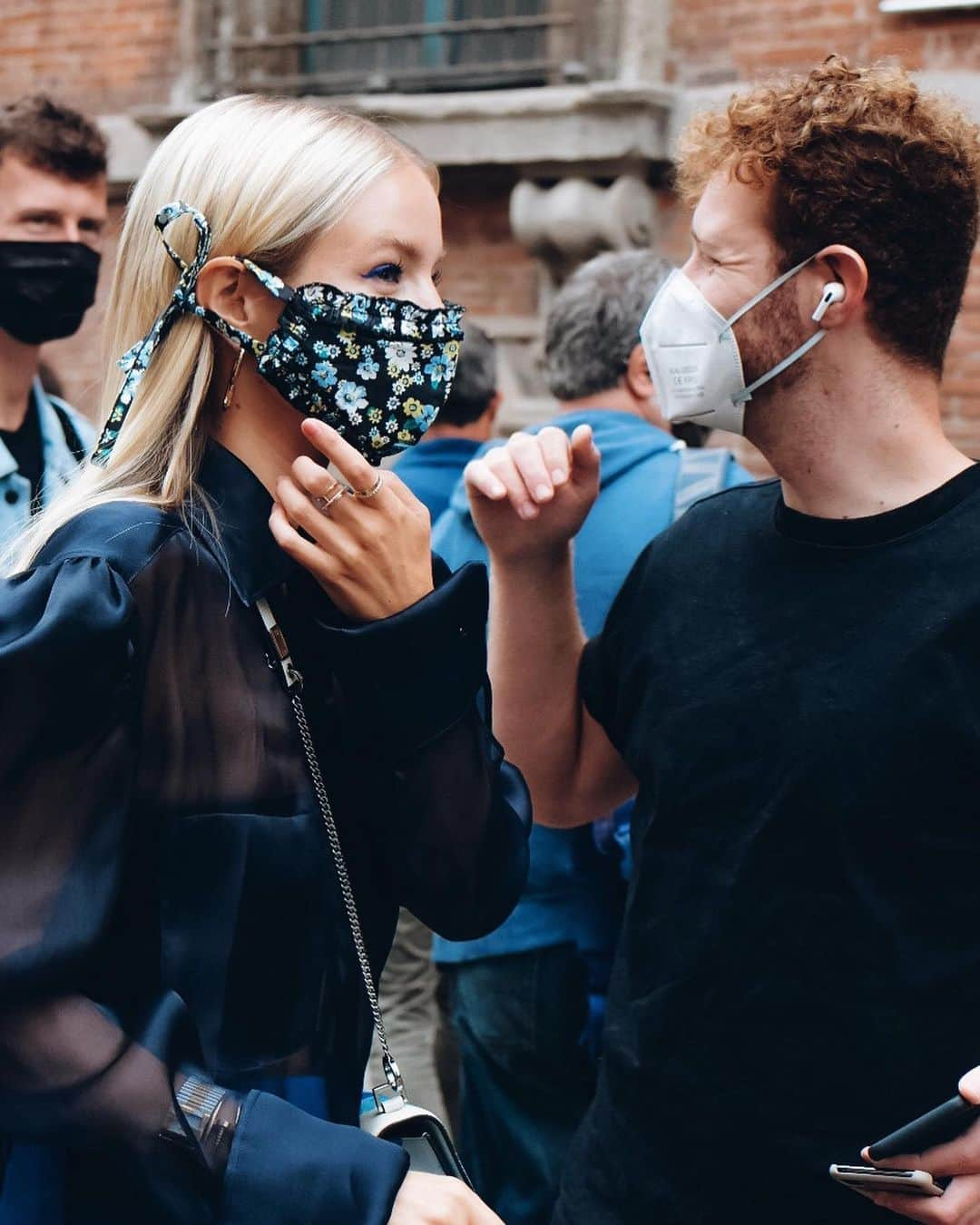 レオニー・ハンネさんのインスタグラム写真 - (レオニー・ハンネInstagram)「Sneaky pic with Alex 🦋 Anzeige/Tag Blue shades for @maxmara - Photographers tagged! First pic @oksy_photo #maxmara #mfw」9月27日 23時45分 - leoniehanne