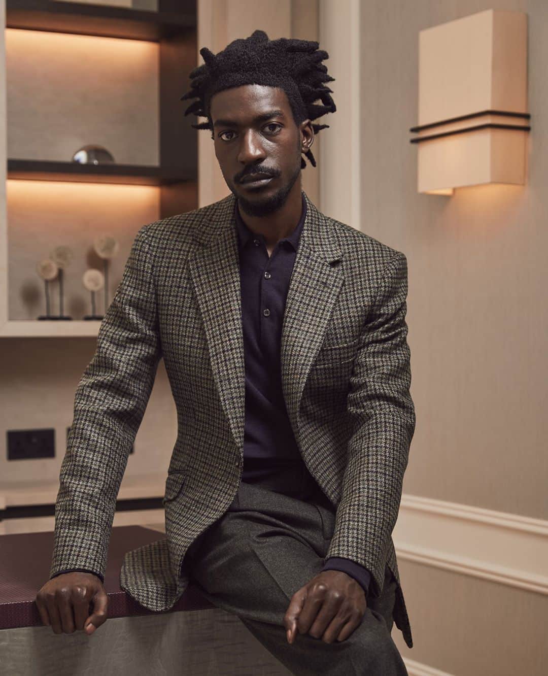 のインスタグラム：「Whether working from home, in the office, or on a staycation, the new collection of relaxed Autumn-Winter separates from Huntsman will ensure you feel elegantly stylish. ⁠ ⁠ Perhaps you’ve seen a piece from our latest collection and would love it in an alternative colour, or with a different lapel or pocket? With our new Made-To-Order service, you can reimagine your favourite Huntsman pieces, and make them work for you. Our Client Managers will be on hand to advise on the most suitable fabric from our extensive collection of over 1,000 cloths. Connect with one of our team now via @Heroapp, our new online shopping assistant to learn more. Follow the link in bio⁠ ⁠ Shoot location provided by our friends at @knightfrank⁠ ⁠ #huntsmanAW2020 #bethehuntsman #huntsmanmadetoorder #huntsmanheritage #huntsmansavilerow #huntsmannewyork #huntsmanseparates #readytowear #autumnwinter2020 #autumnwinterstyle #menswear #tailoring #tailored #bespoke #sartorial #britishdesign #savilerow #luxuryretail⁠ ⁠ ⁠」